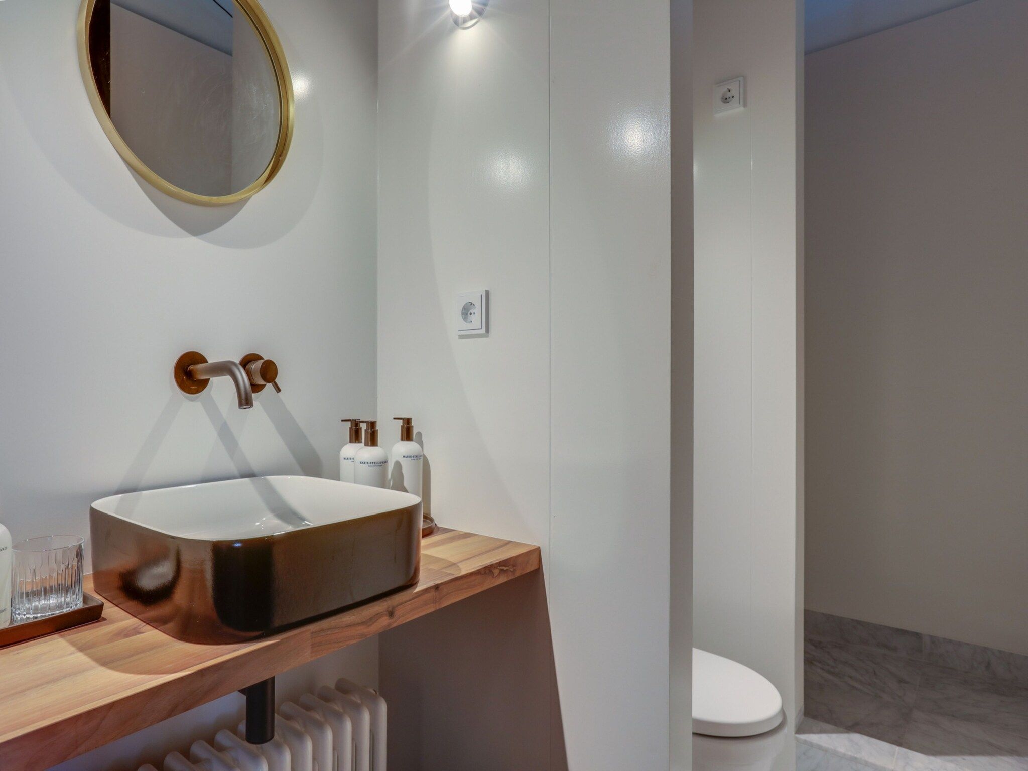 De badkamer van 'Herberg De Waard van Ternaard' in Ternaard