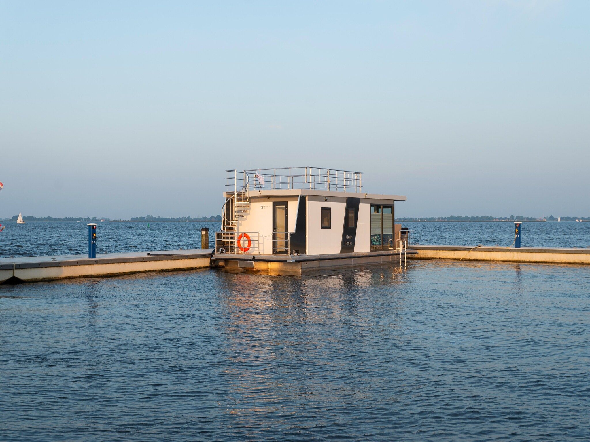 De buitenkant van Houseboat Agua Dolce in Offingawier