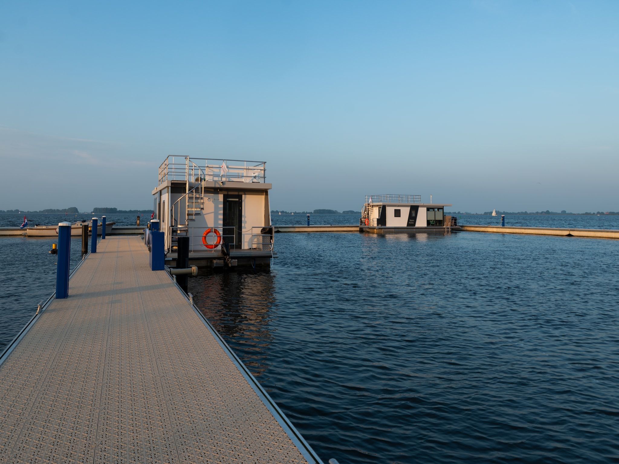 De buitenkant van Houseboat Agua Dolce in Offingawier