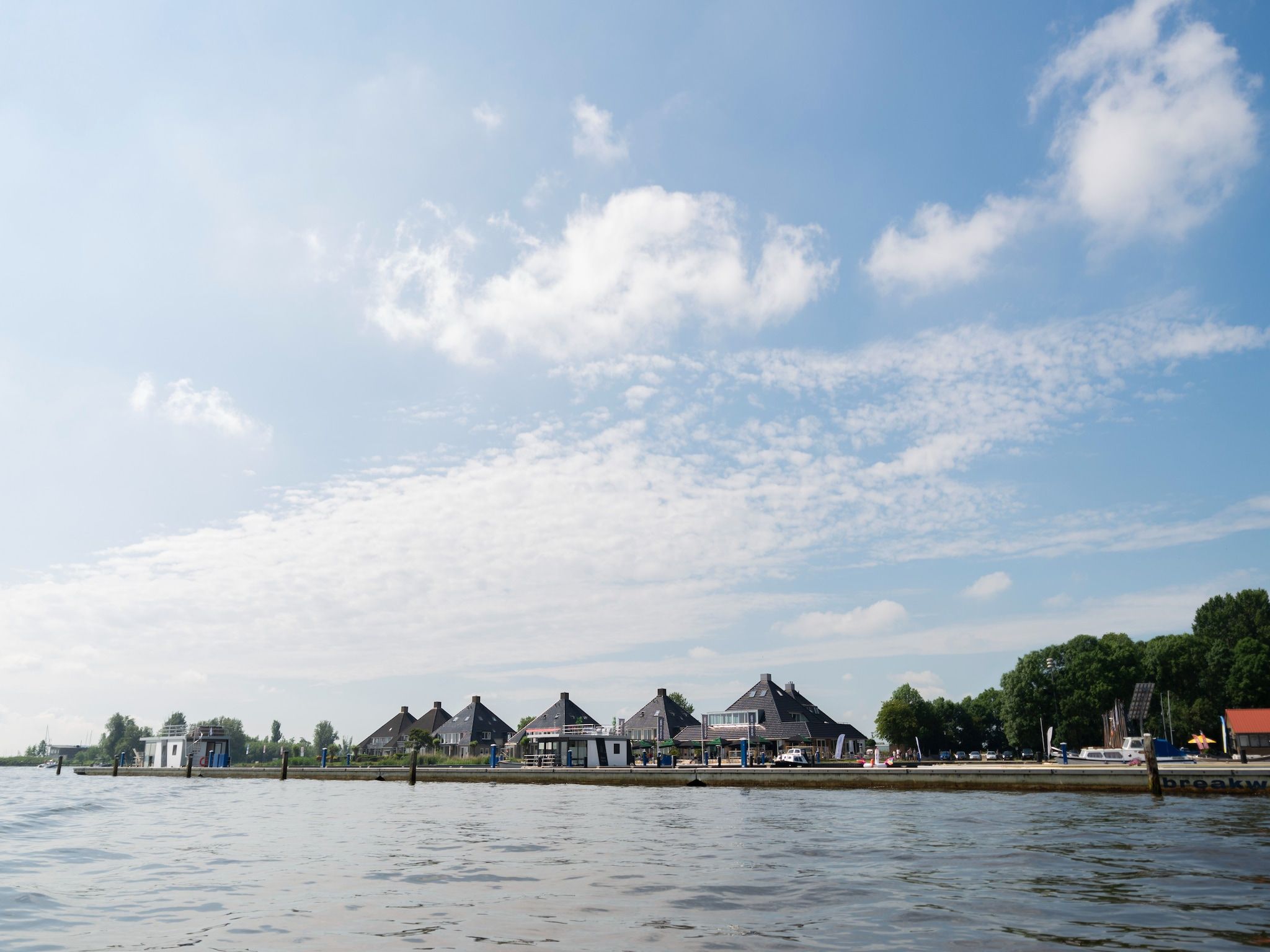 Sfeerbeeld van Houseboat Agua Dolce in Offingawier