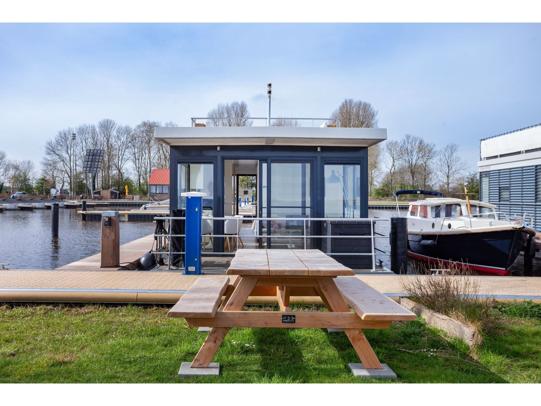 De tuin van Houseboat Agua Dolce in Offingawier