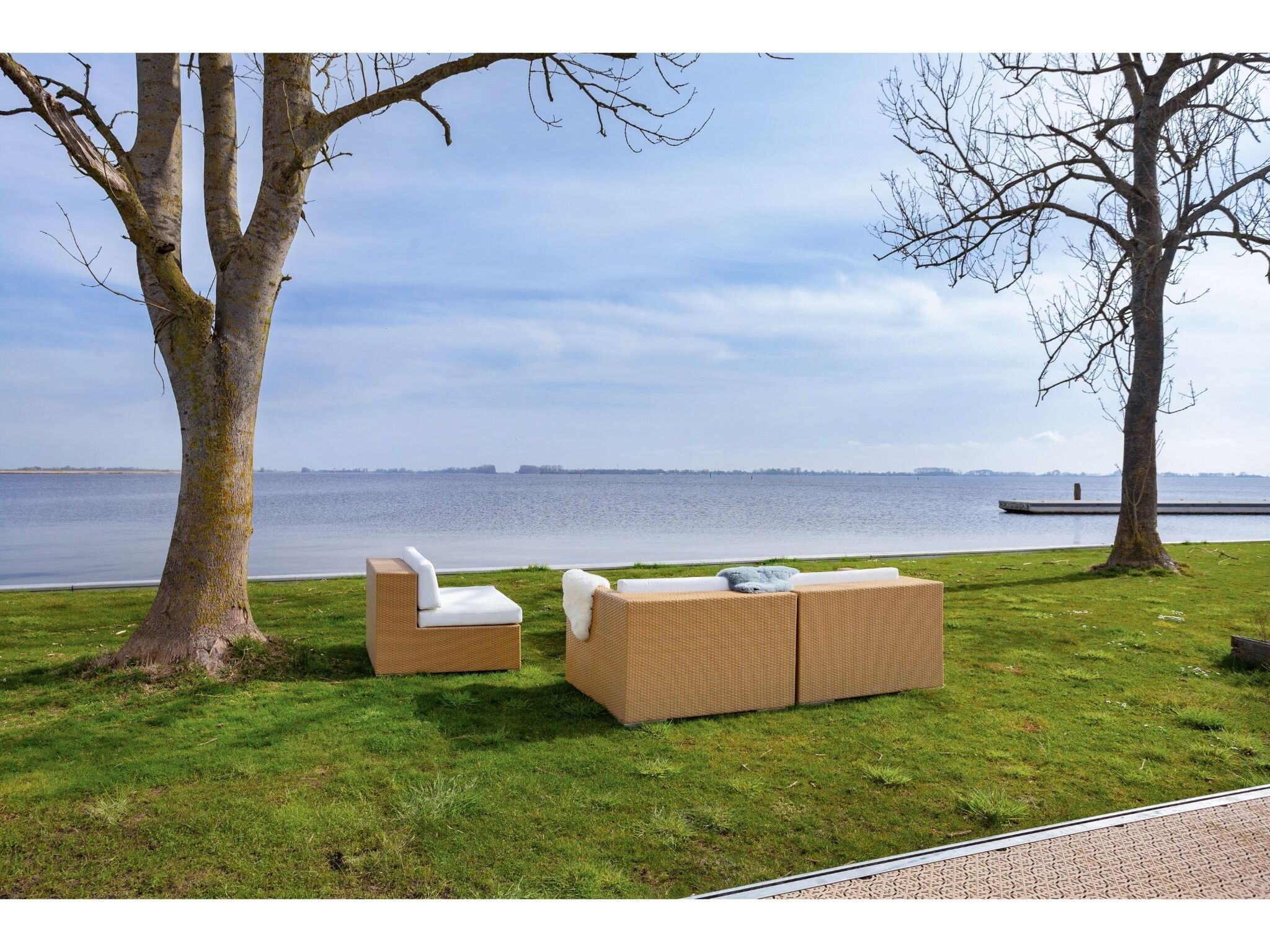 De tuin van Houseboat Agua Dolce in Offingawier