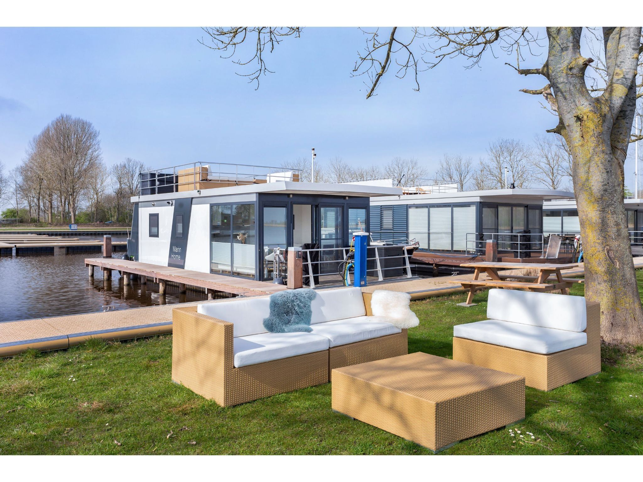 De buitenkant van Houseboat Agua Dolce in Offingawier