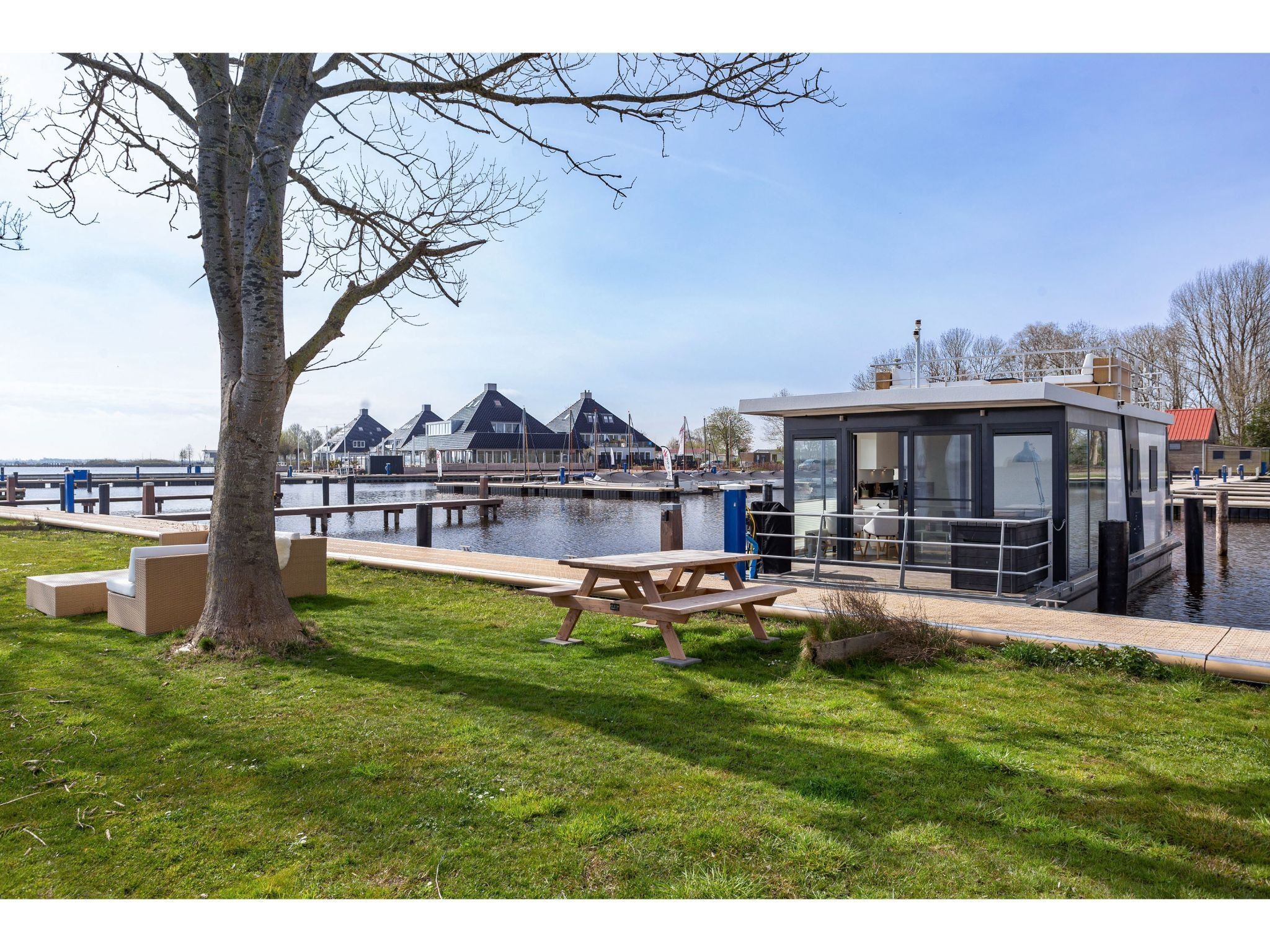 De tuin van Houseboat Agua Dolce in Offingawier