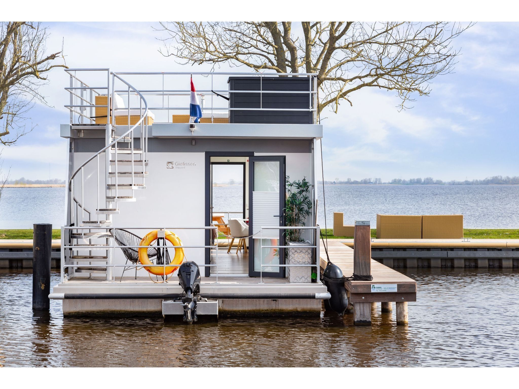 Het terras van Houseboat Agua Dolce in Offingawier