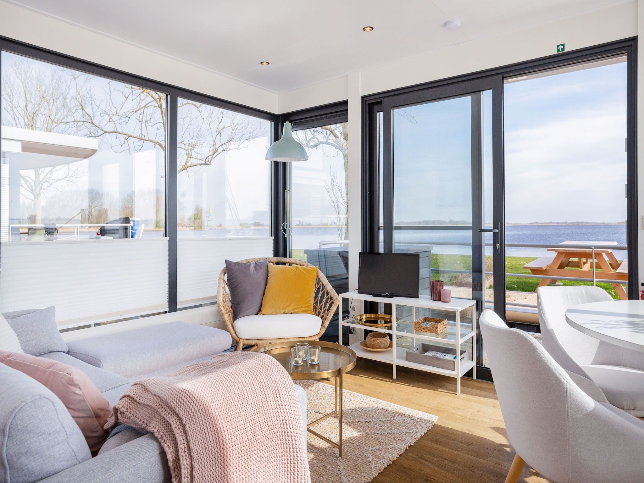 De woonkamer van Houseboat Agua Dolce in Offingawier