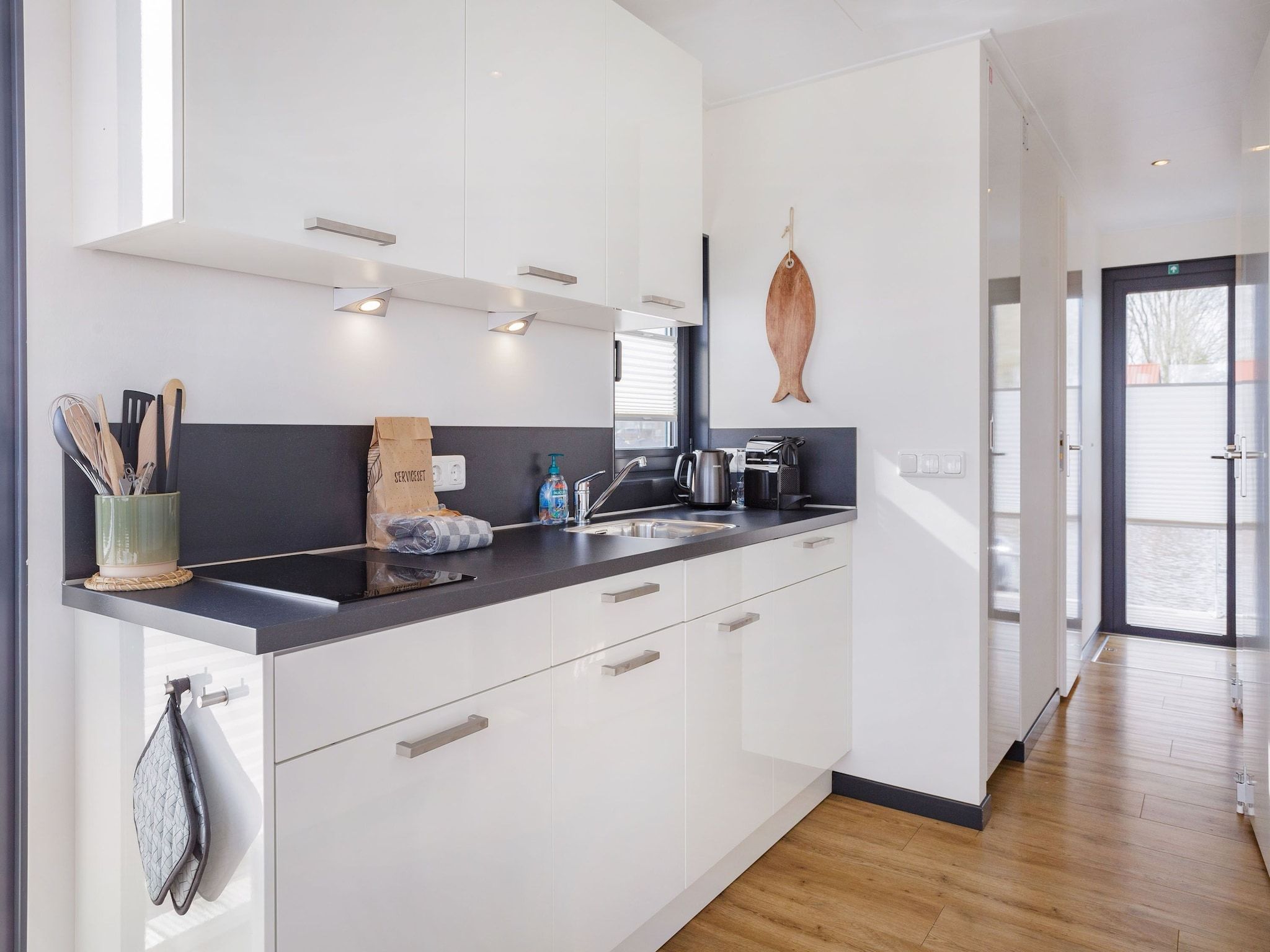 De keuken van Houseboat Agua Dolce in Offingawier