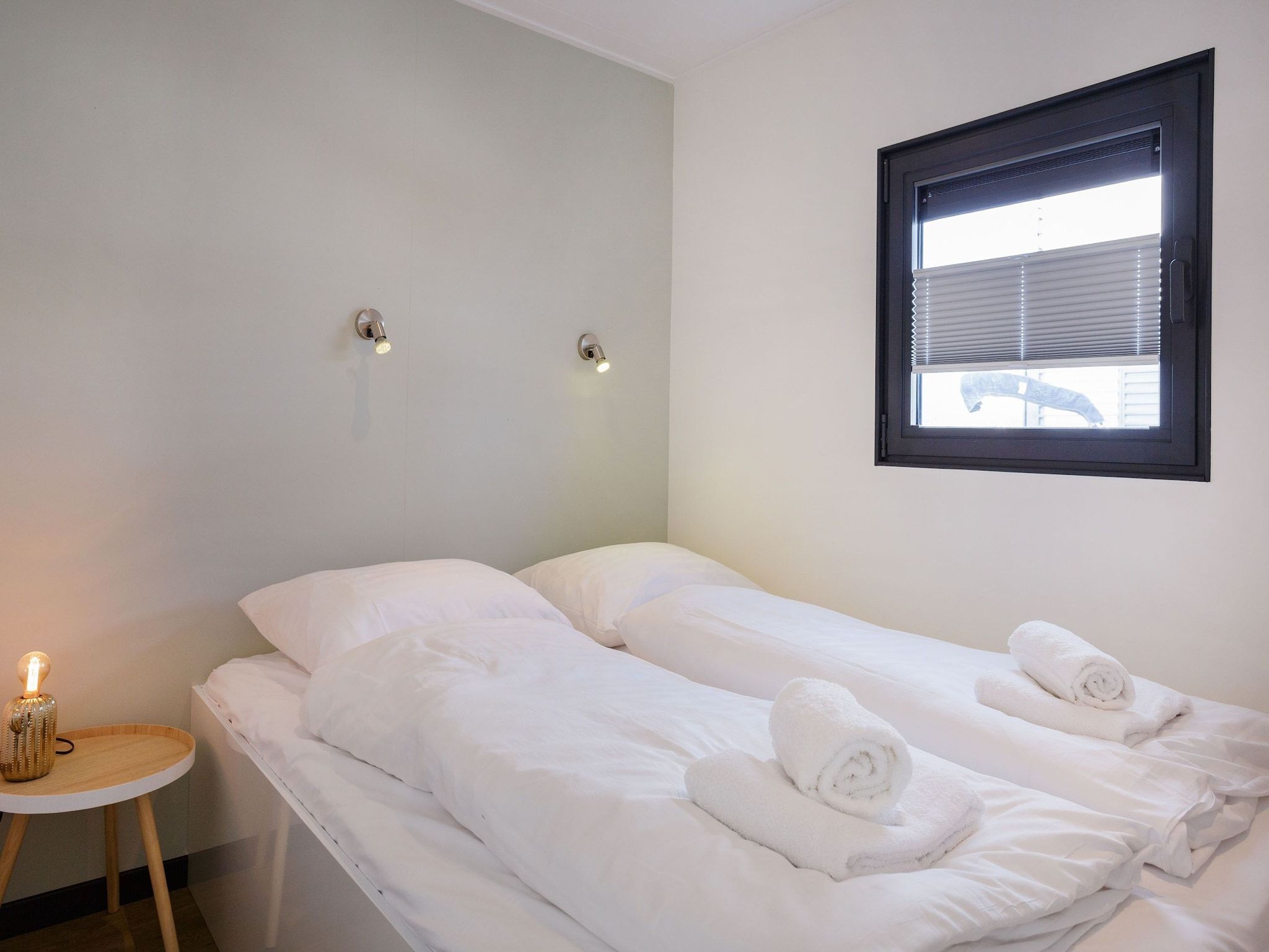 Een slaapkamer van Houseboat Agua Dolce in Offingawier