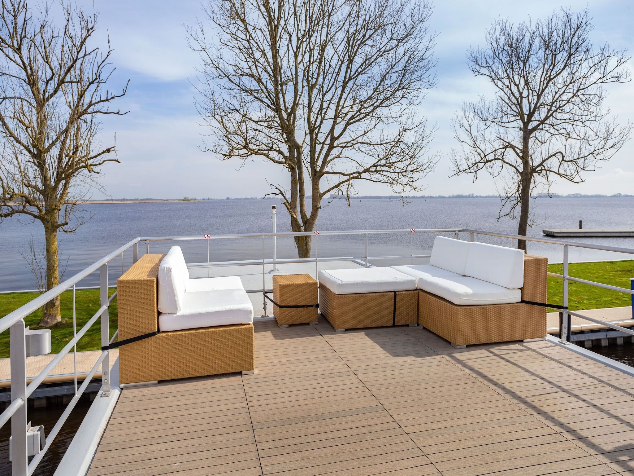 Het terras van Houseboat Agua Dolce in Offingawier
