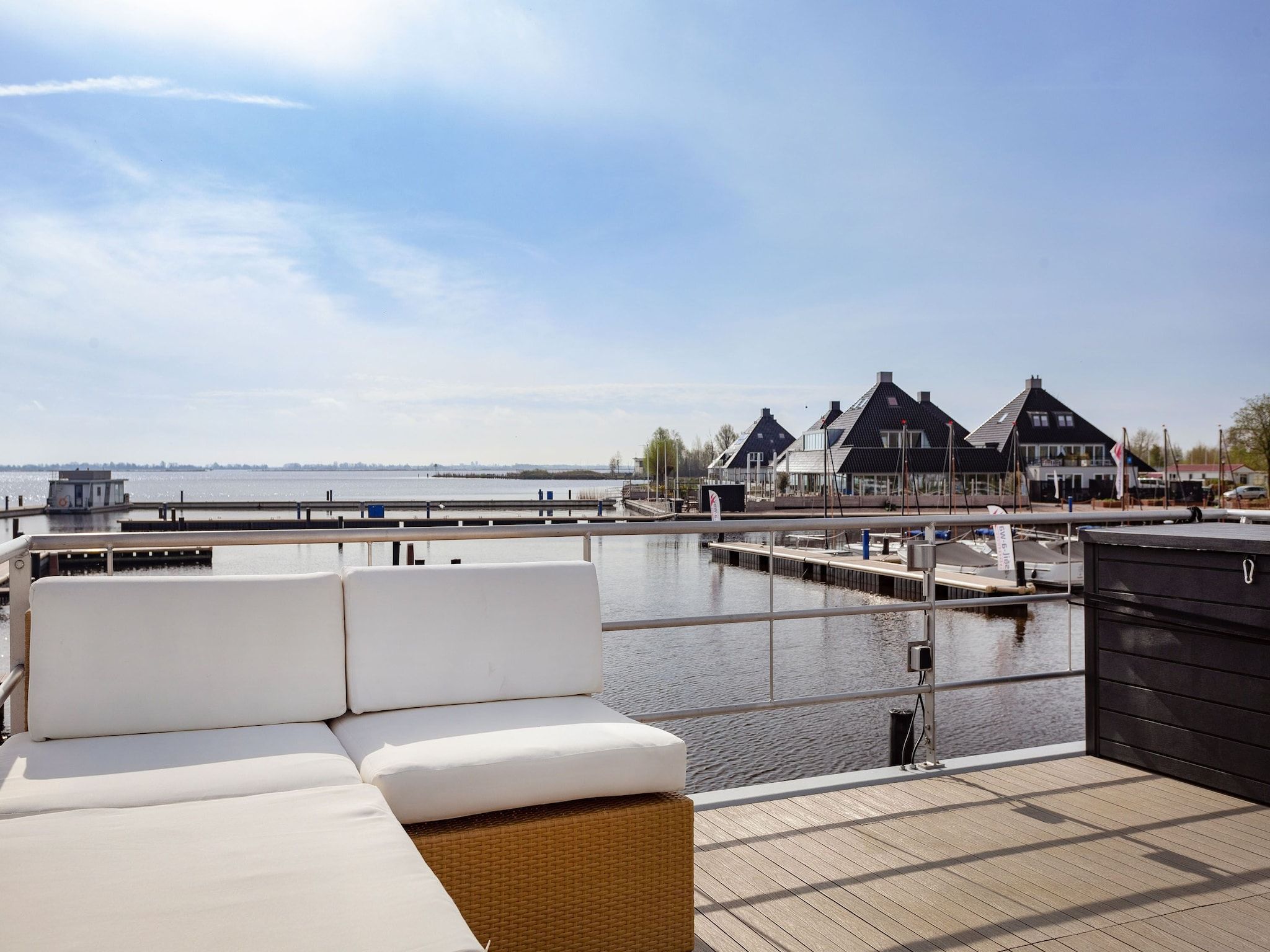 Het terras van Houseboat Agua Dolce in Offingawier