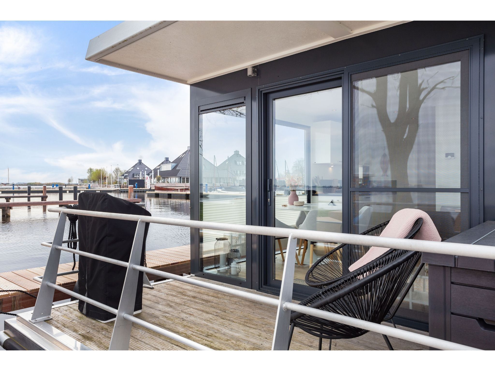 Het terras van Houseboat Agua Dolce in Offingawier