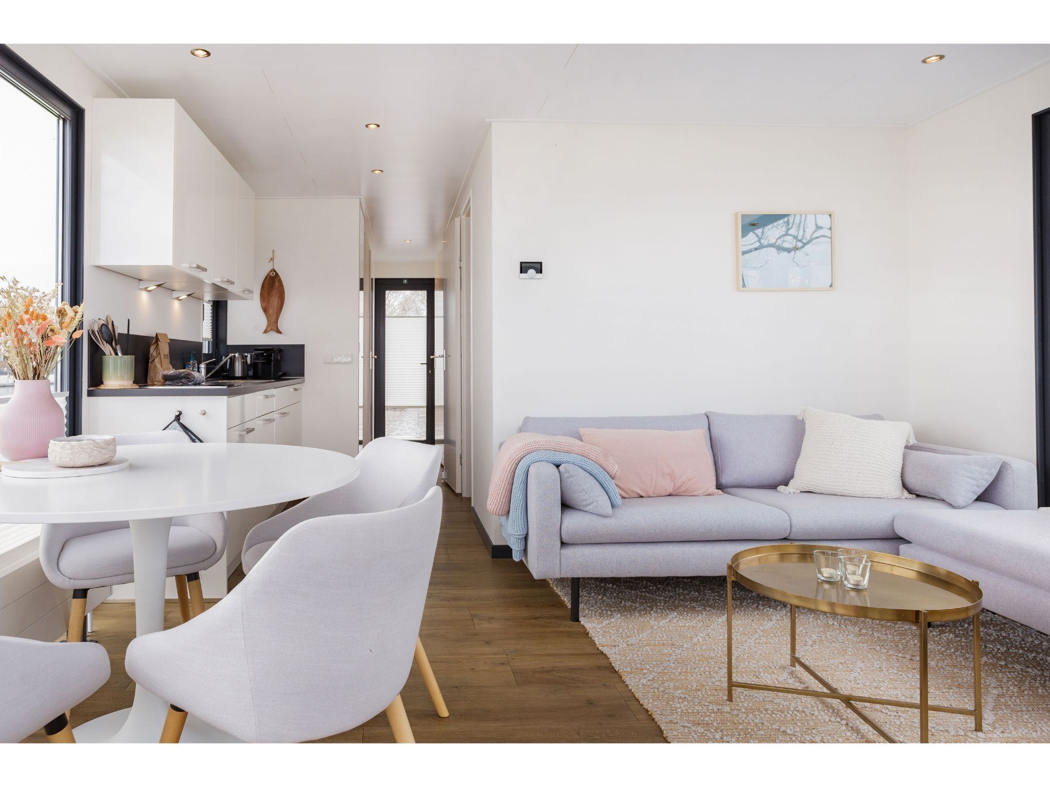 De woonkamer van Houseboat Agua Dolce in Offingawier