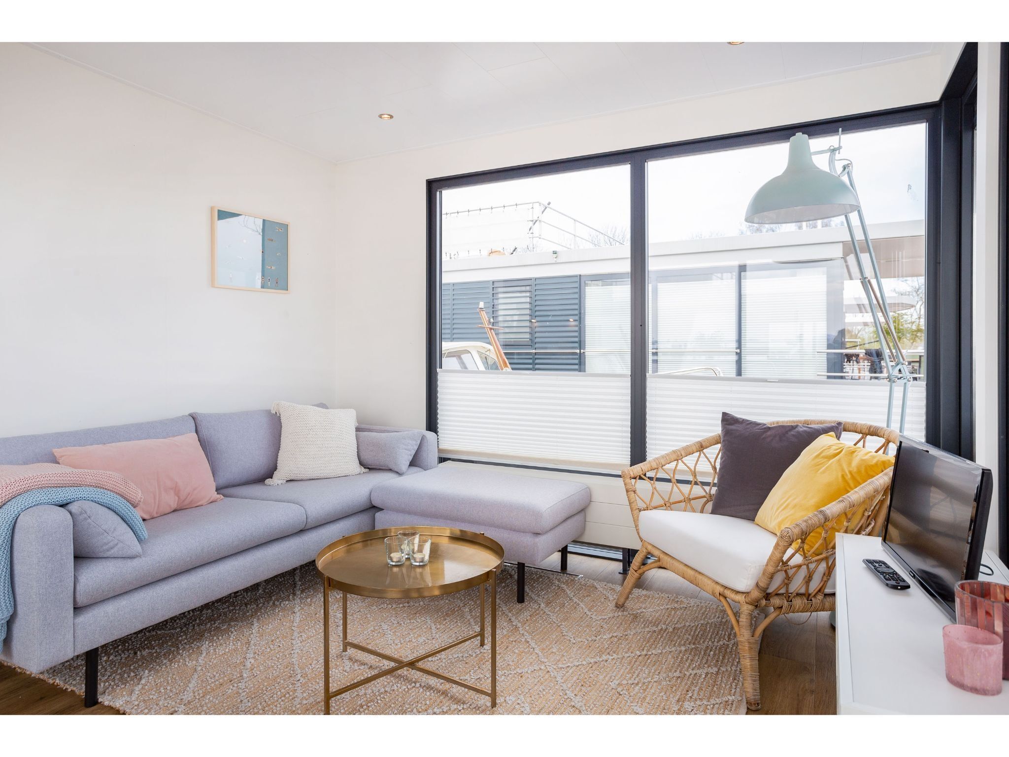 De woonkamer van Houseboat Agua Dolce in Offingawier