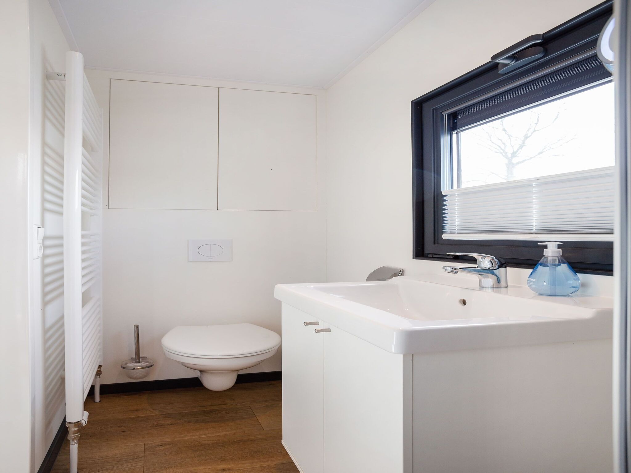 De badkamer van Houseboat Agua Dolce in Offingawier