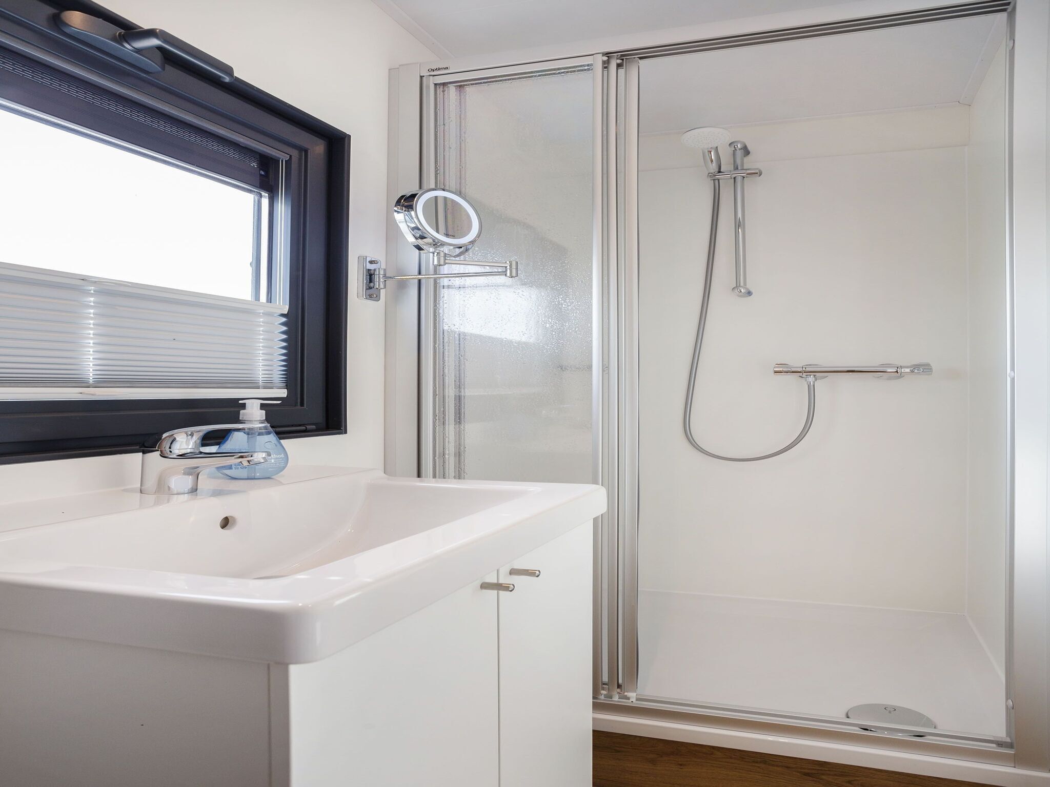 De badkamer van Houseboat Agua Dolce in Offingawier