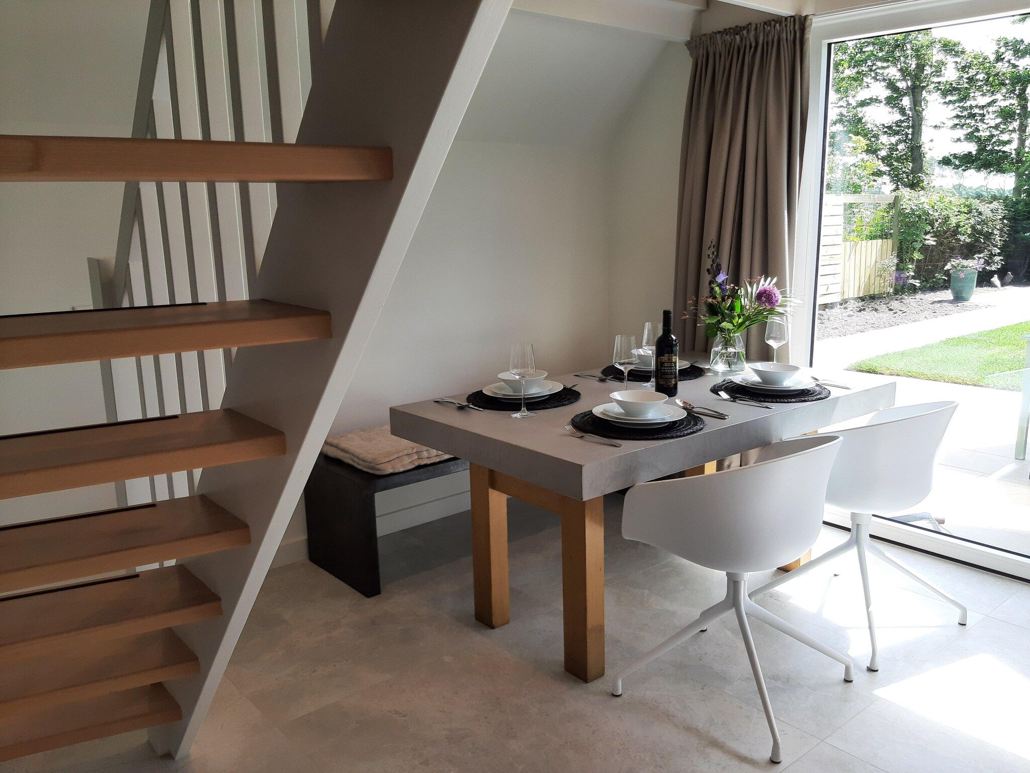 De eetkamer van Vakantiehuis DJEZ in Tuitjenhorn