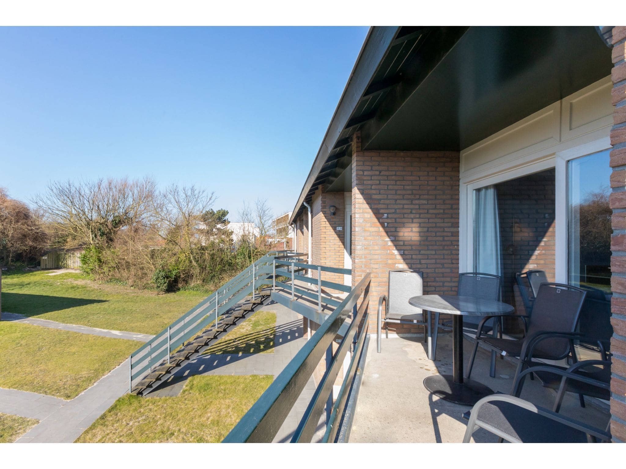 Het terras van Duinweg 18 in Zoutelande