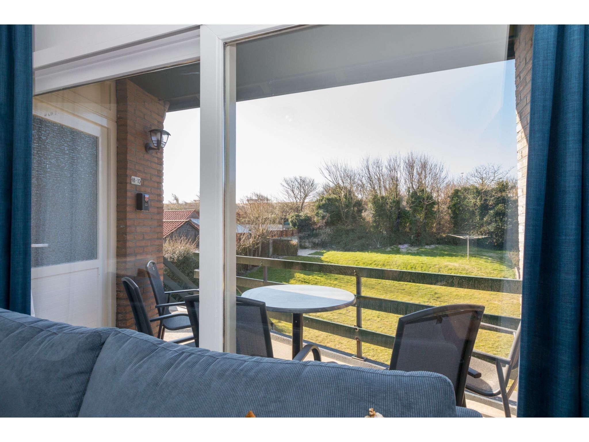De woonkamer van Duinweg 18 in Zoutelande