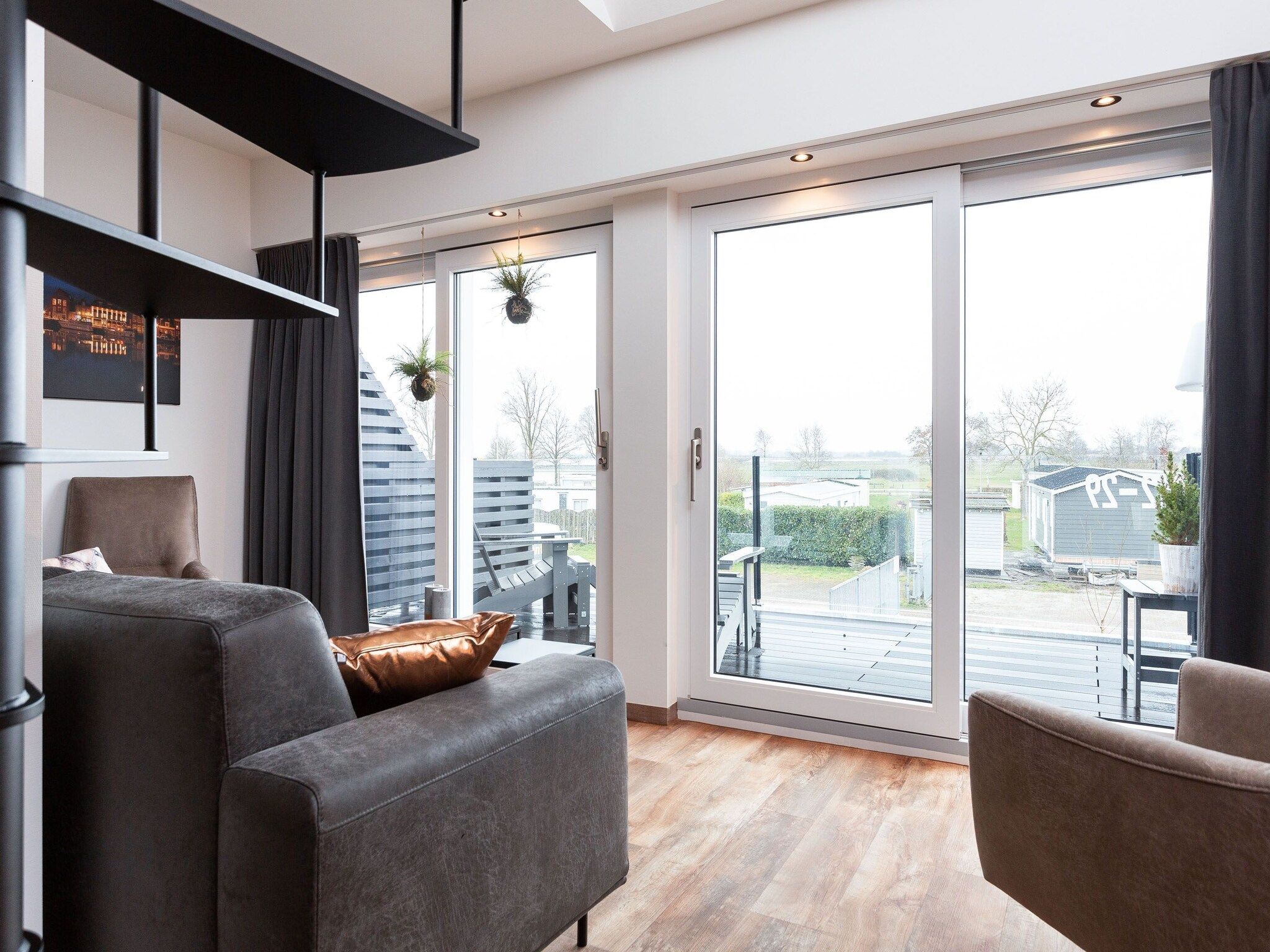 De woonkamer van Paviljoenwei 12-29 in Offingawier