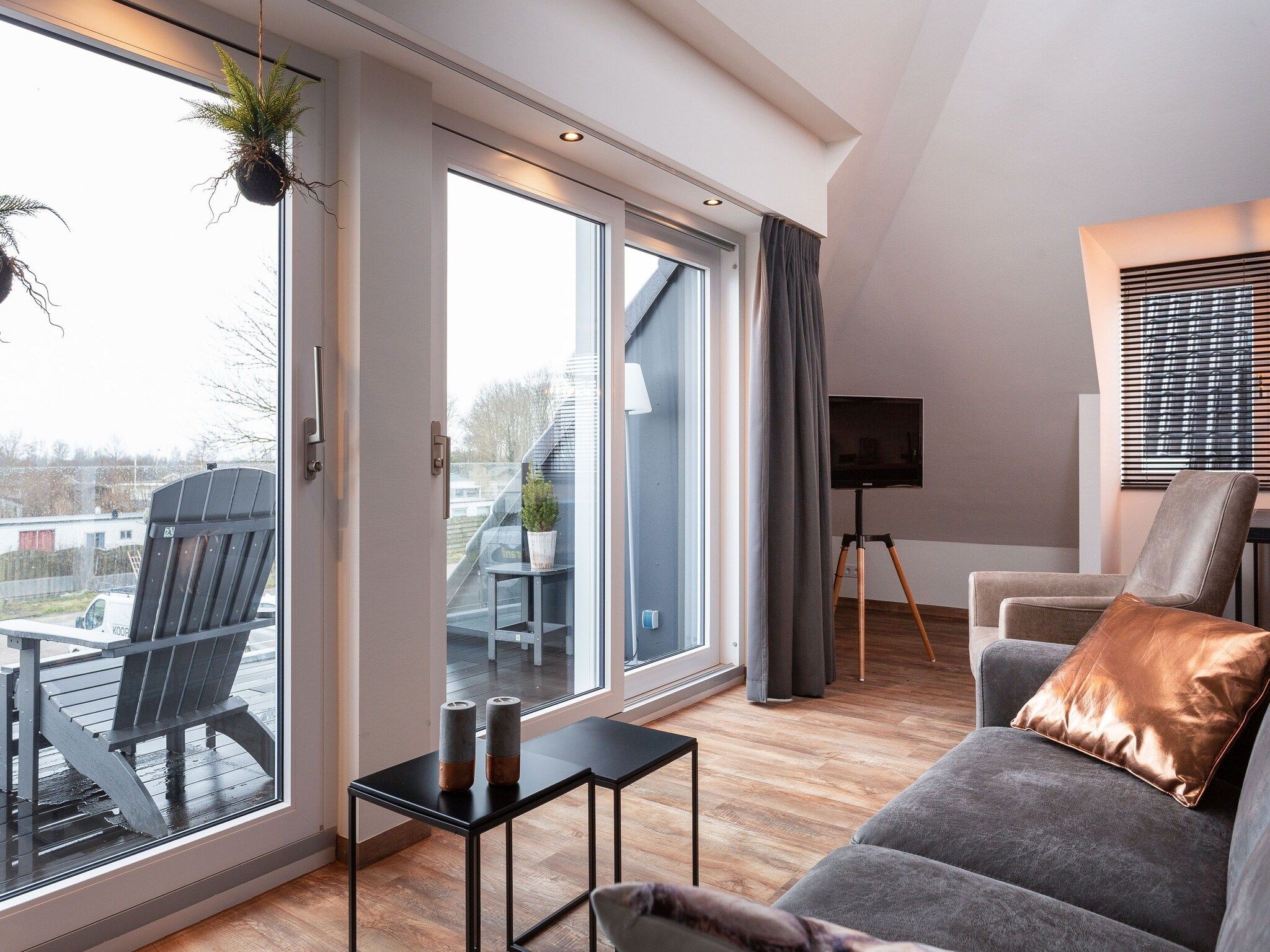De woonkamer van Paviljoenwei 12-29 in Offingawier