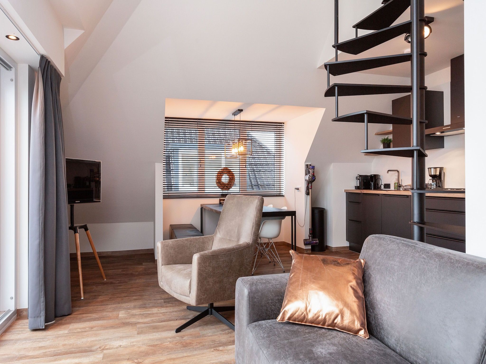 De woonkamer van Paviljoenwei 12-29 in Offingawier