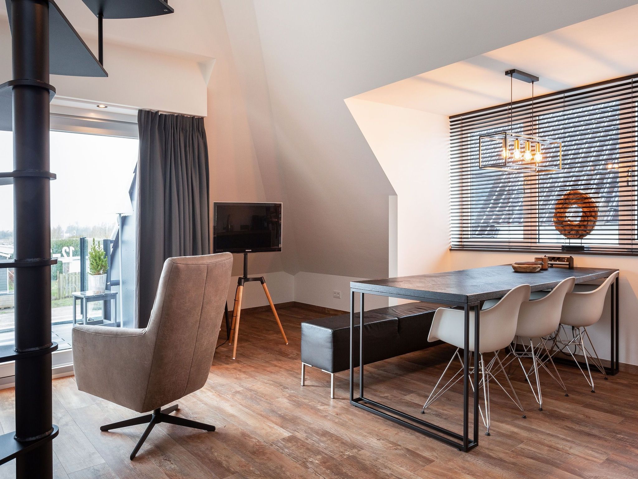 De woonkamer van Paviljoenwei 12-29 in Offingawier