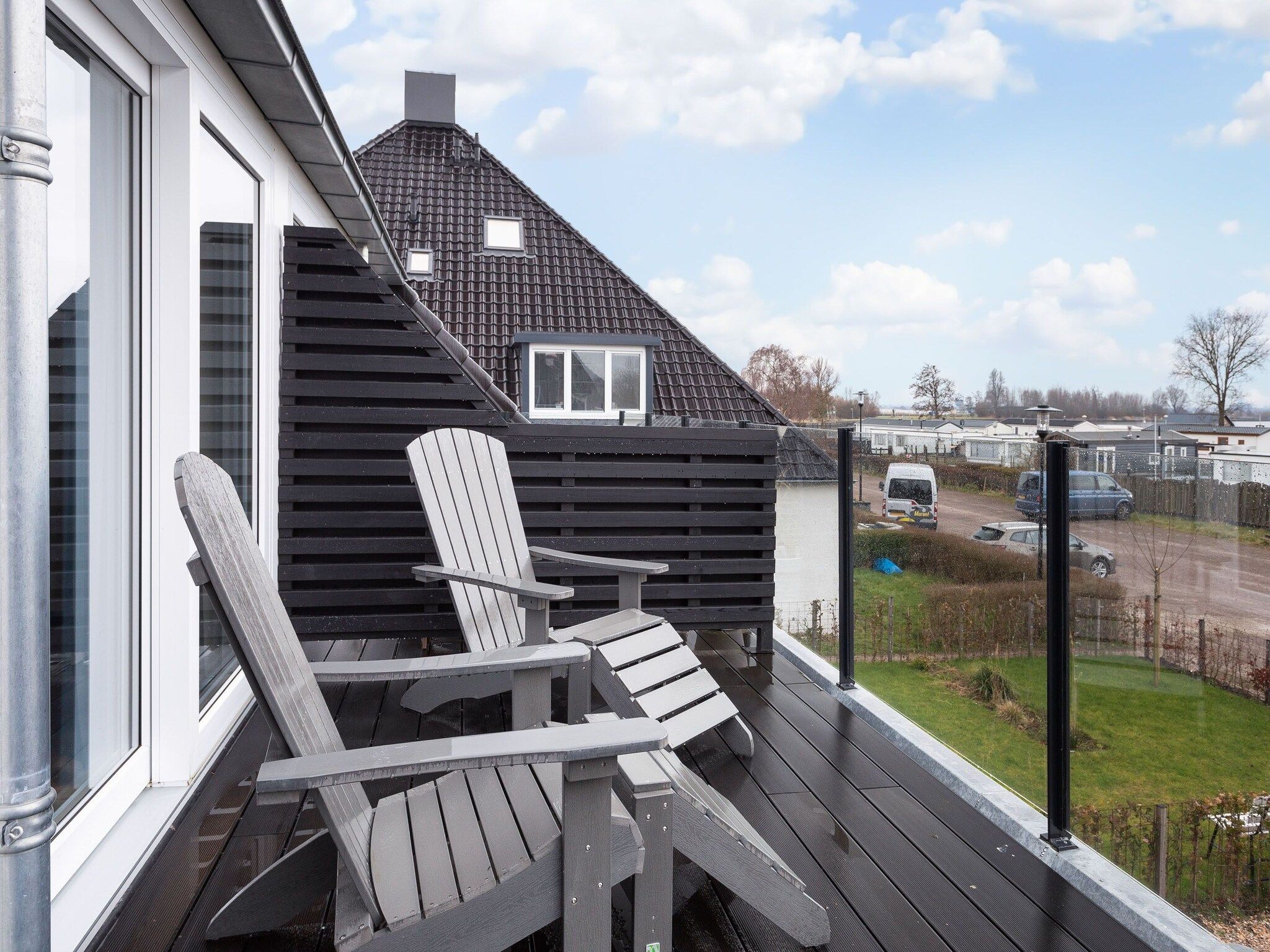 Het terras van Paviljoenwei 12-29 in Offingawier