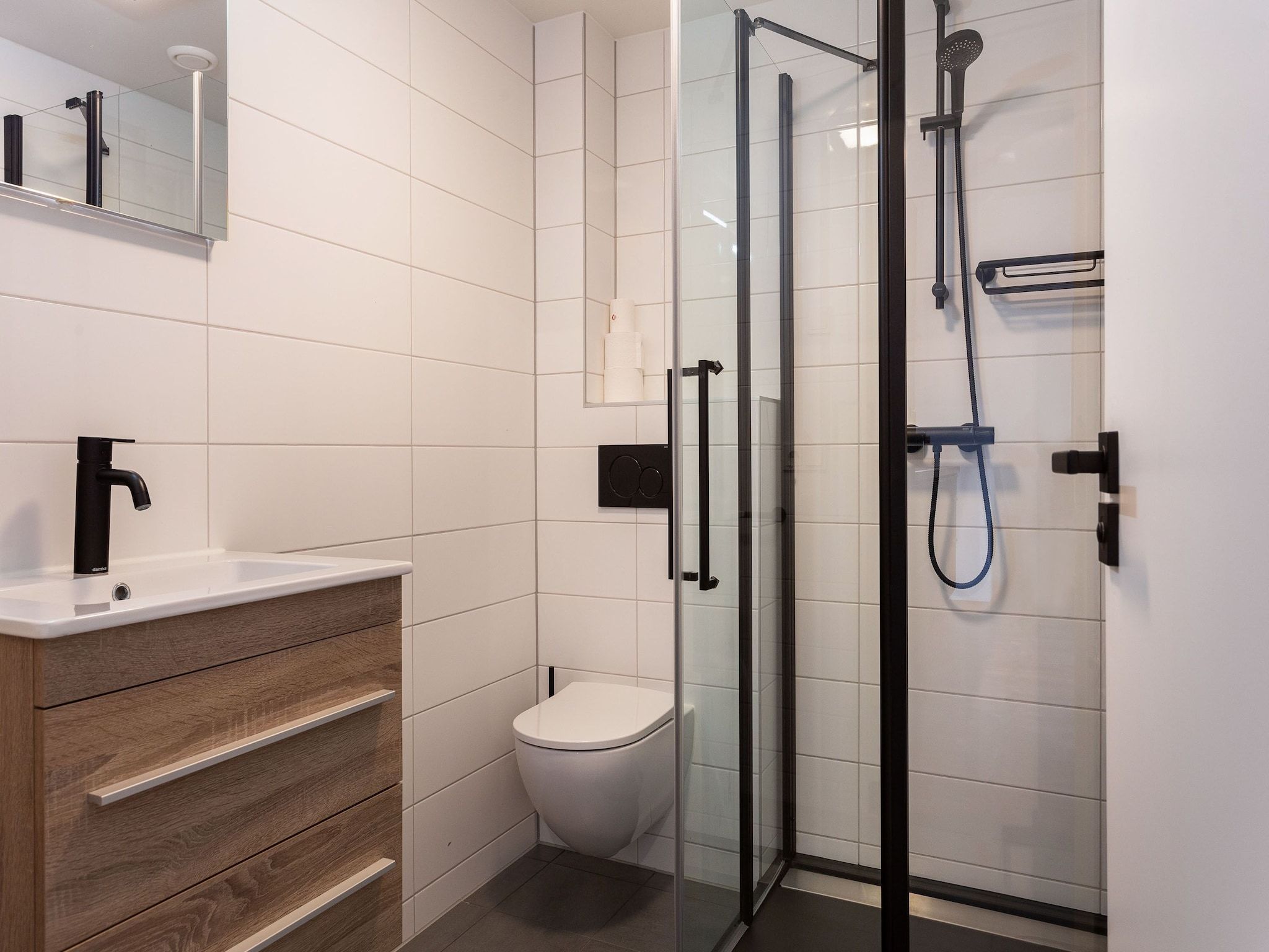 De badkamer van Paviljoenwei 12-29 in Offingawier