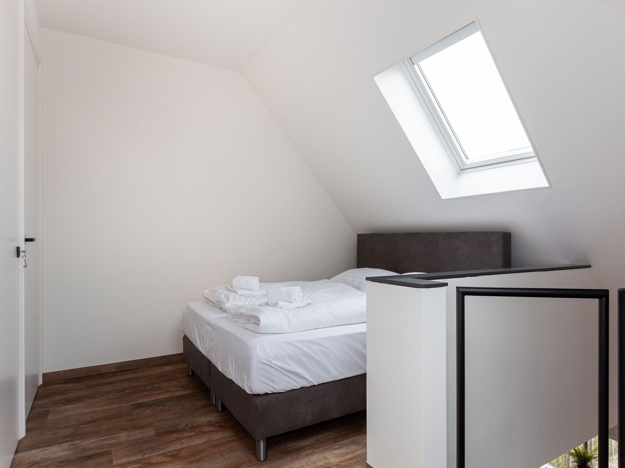 Een slaapkamer van Paviljoenwei 12-29 in Offingawier