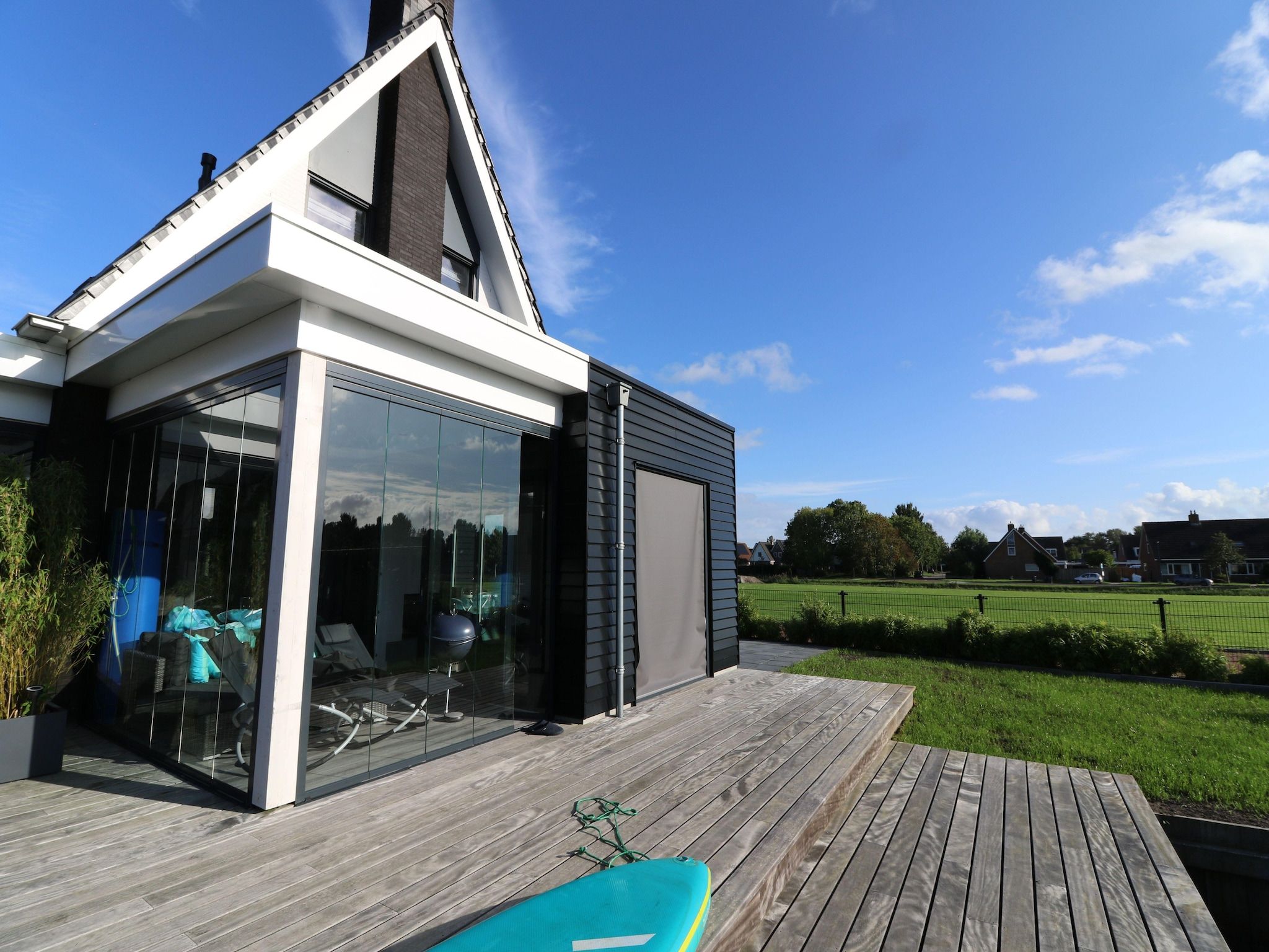 De buitenkant van Luxe villa aan het water in Stavoren