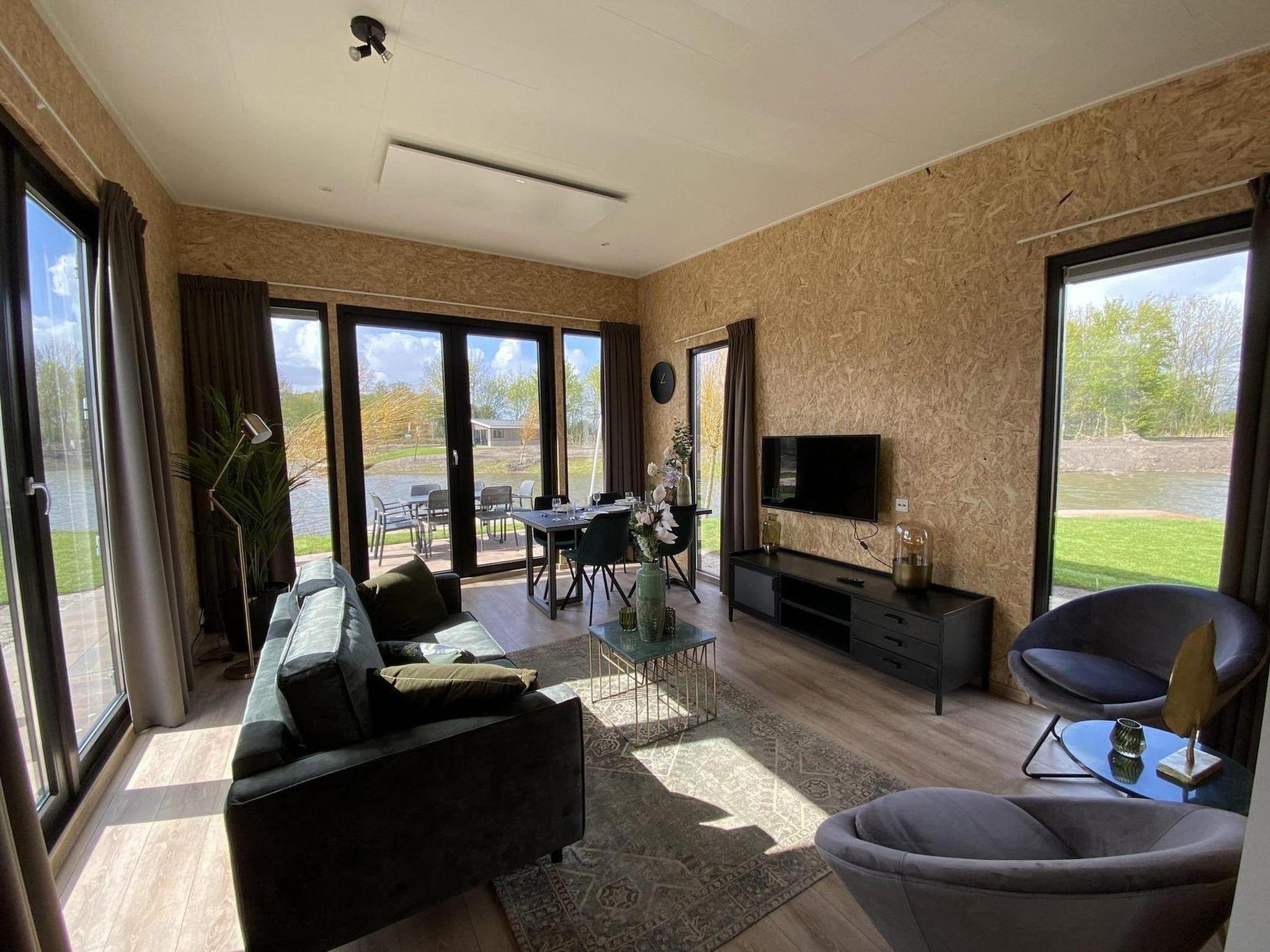 De woonkamer van Just Nature Light 4 in Kampen