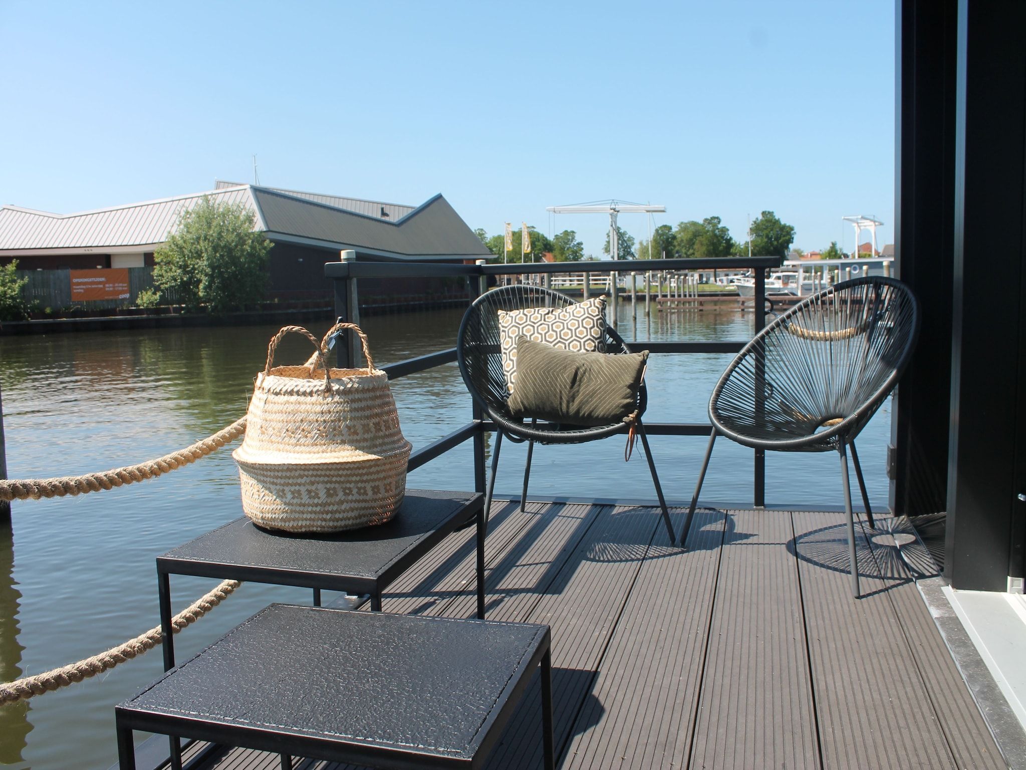 Het terras van Boat House Stavoren in Stavoren