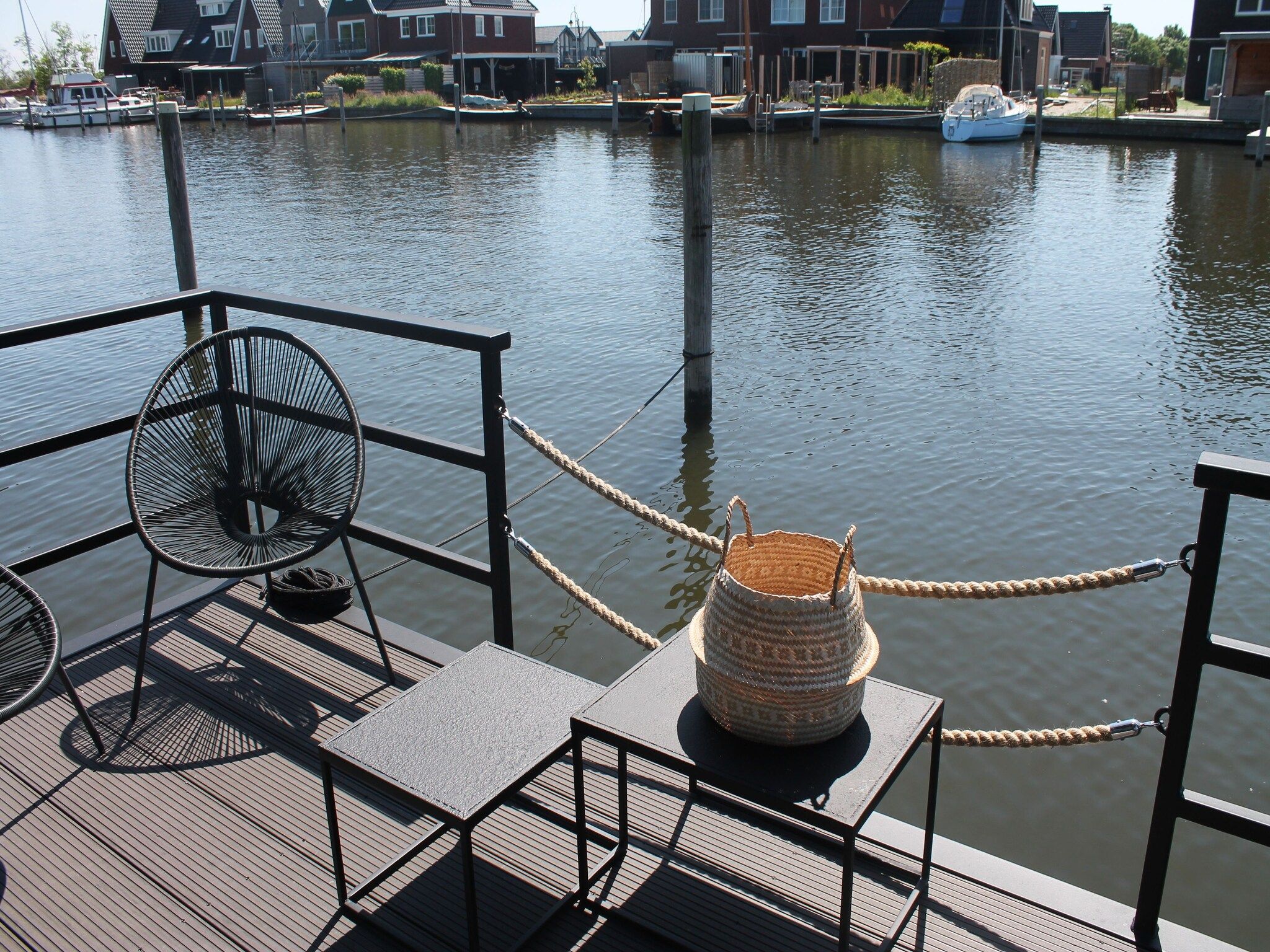 Het terras van Boat House Stavoren in Stavoren
