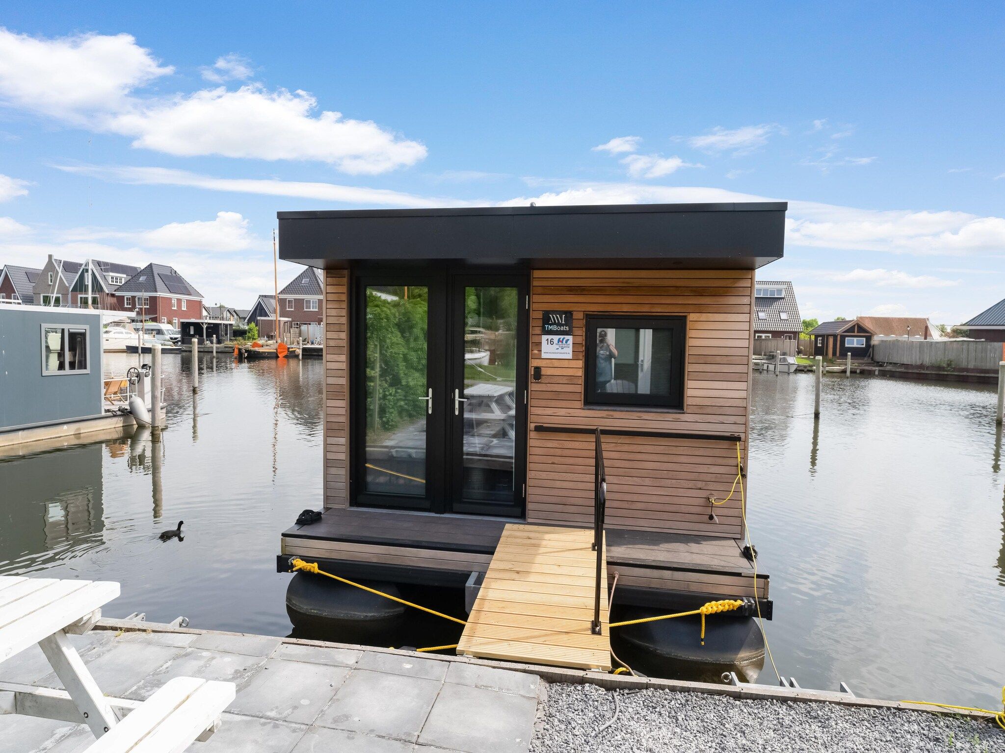De buitenkant van Boat House Stavoren in Stavoren