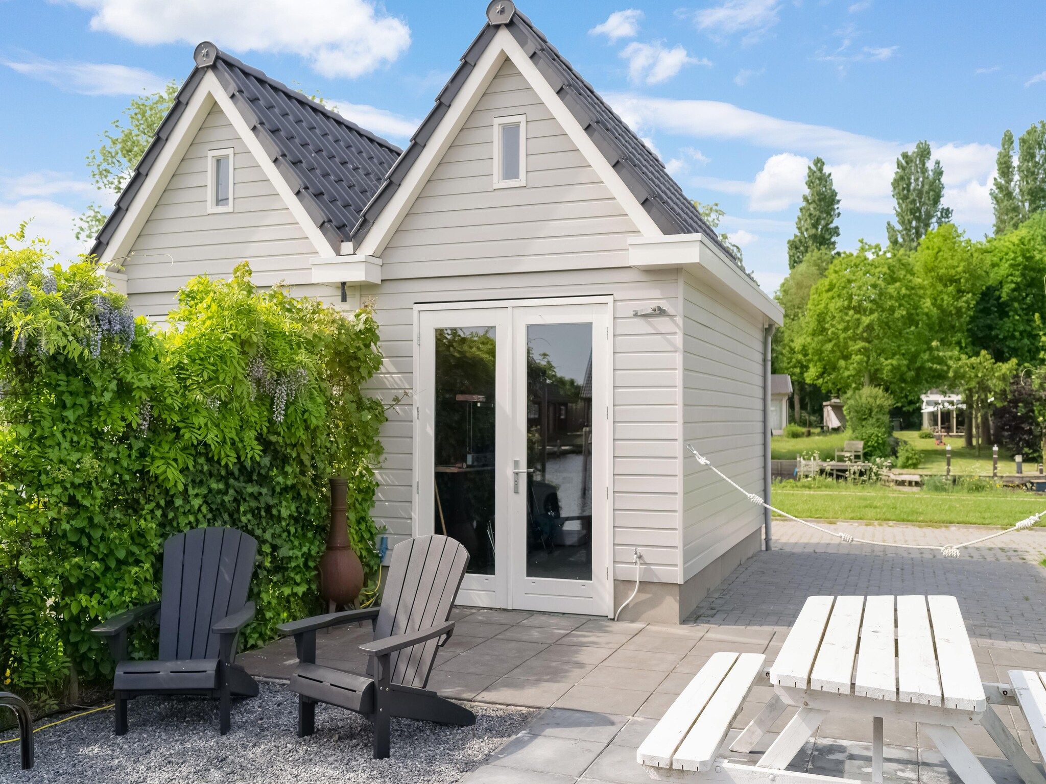 De buitenkant van Boat House Stavoren in Stavoren