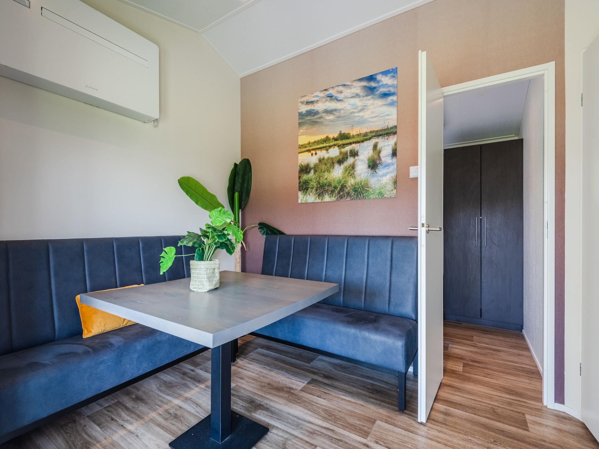 De woonkamer van Vakantiepark Giethoorn 10 in Giethoorn
