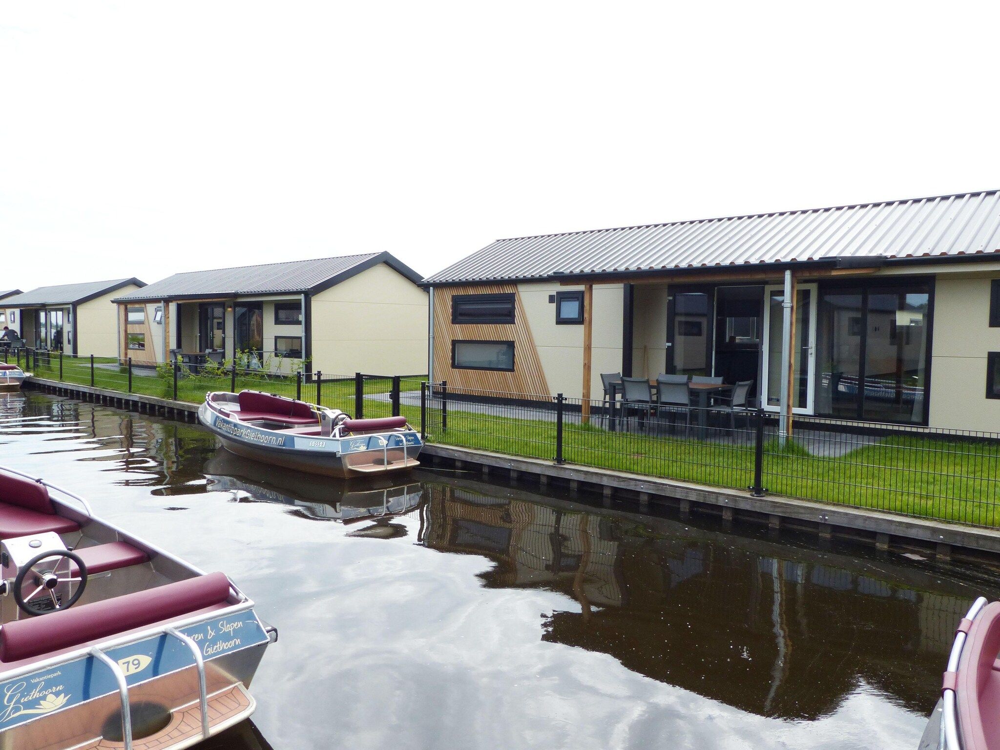 De tuin van Vakantiepark Giethoorn 12 in Giethoorn
