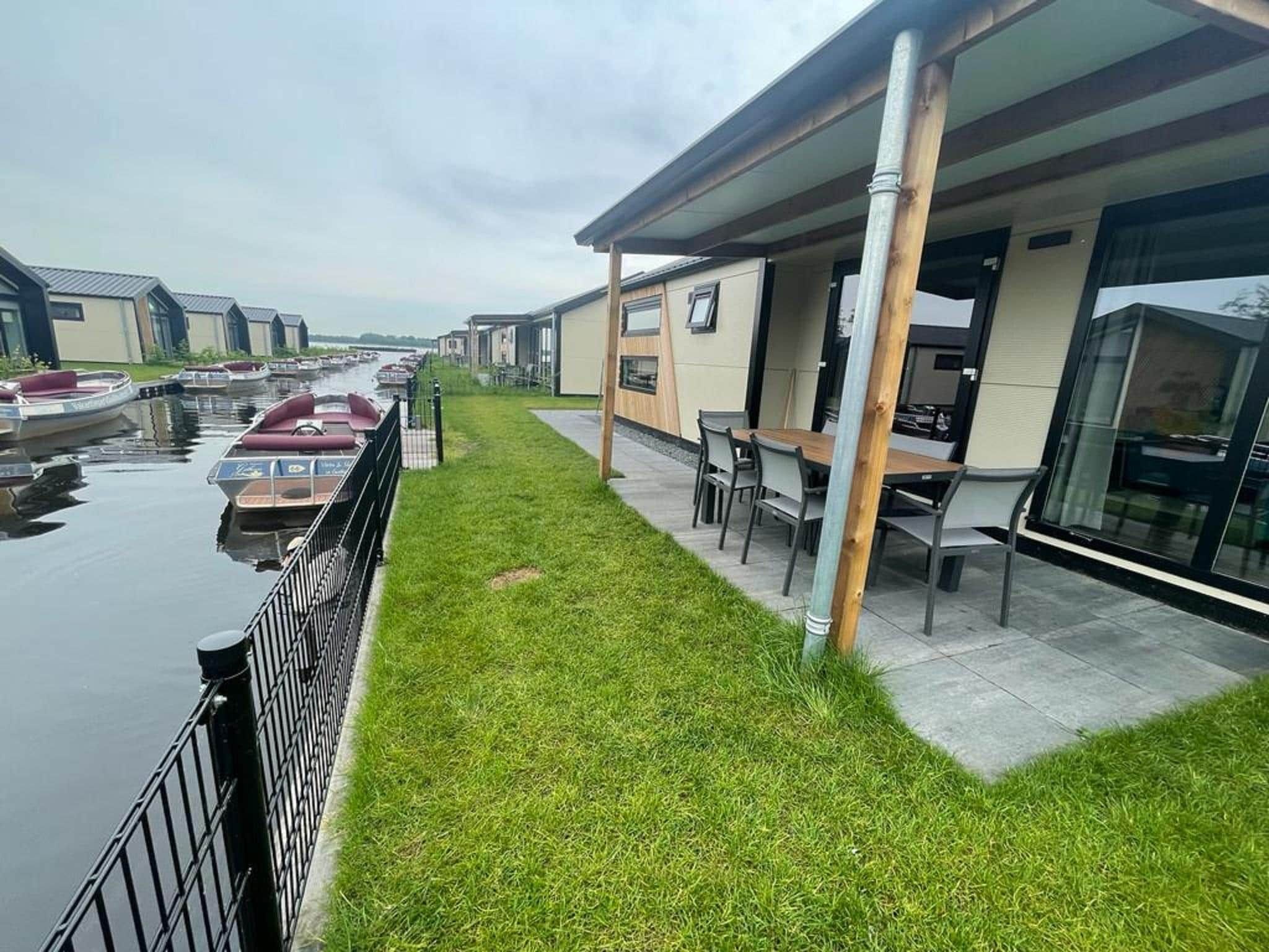 De tuin van Vakantiepark Giethoorn 12 in Giethoorn