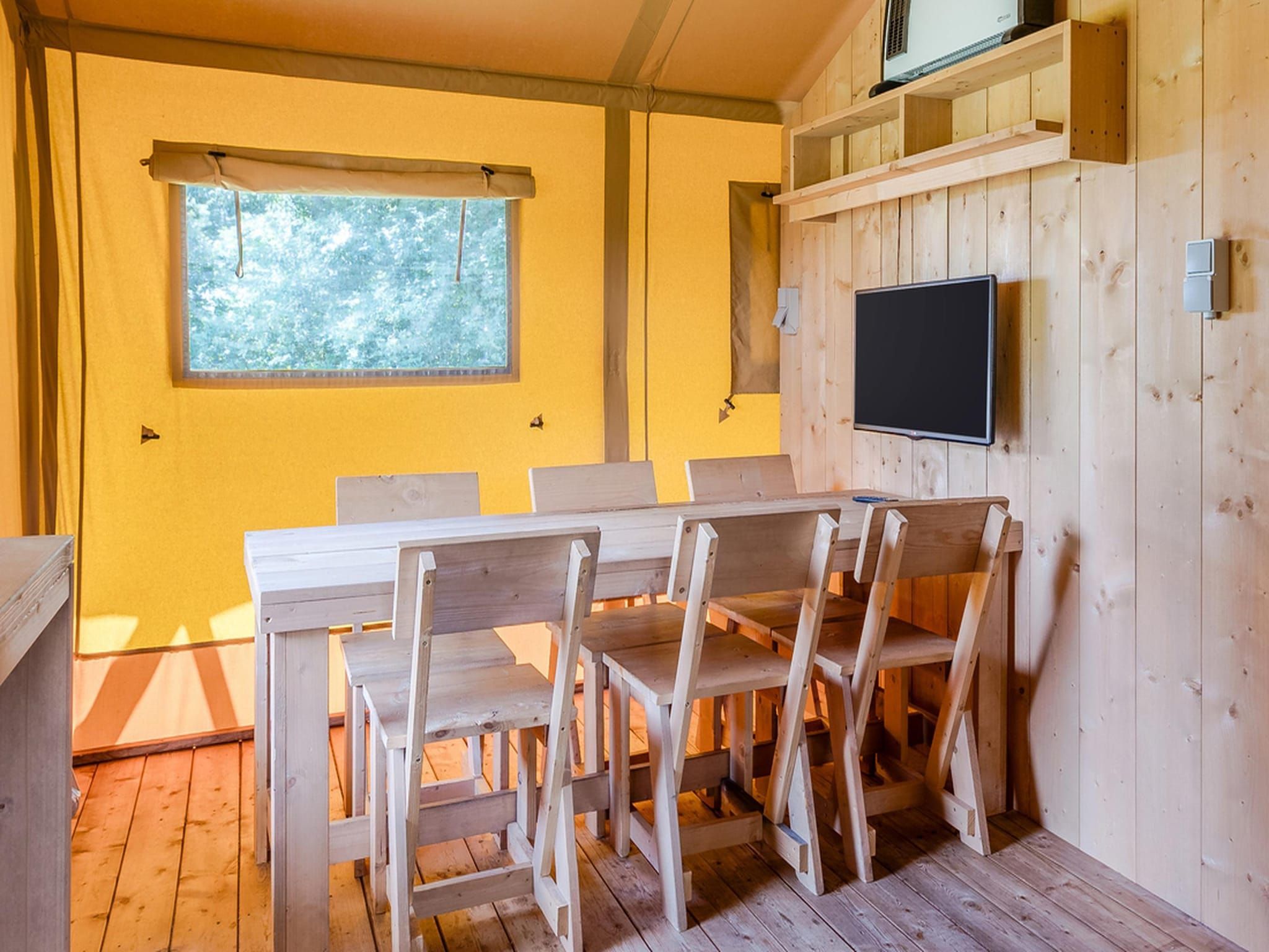 De eetkamer van Vakantiepark de Katjeskelder 22 in Oosterhout