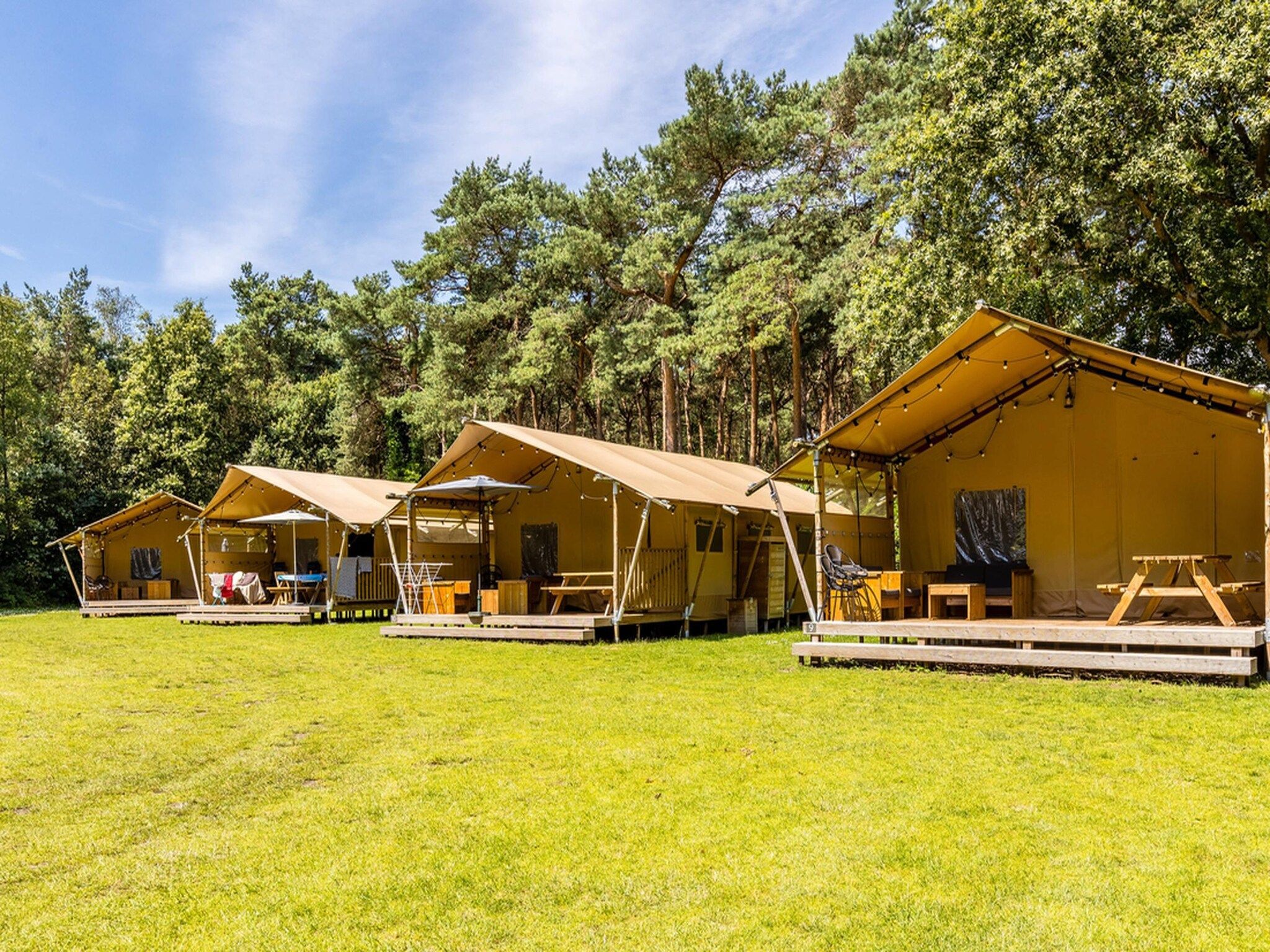 De tuin van Vakantiepark de Katjeskelder 22 in Oosterhout