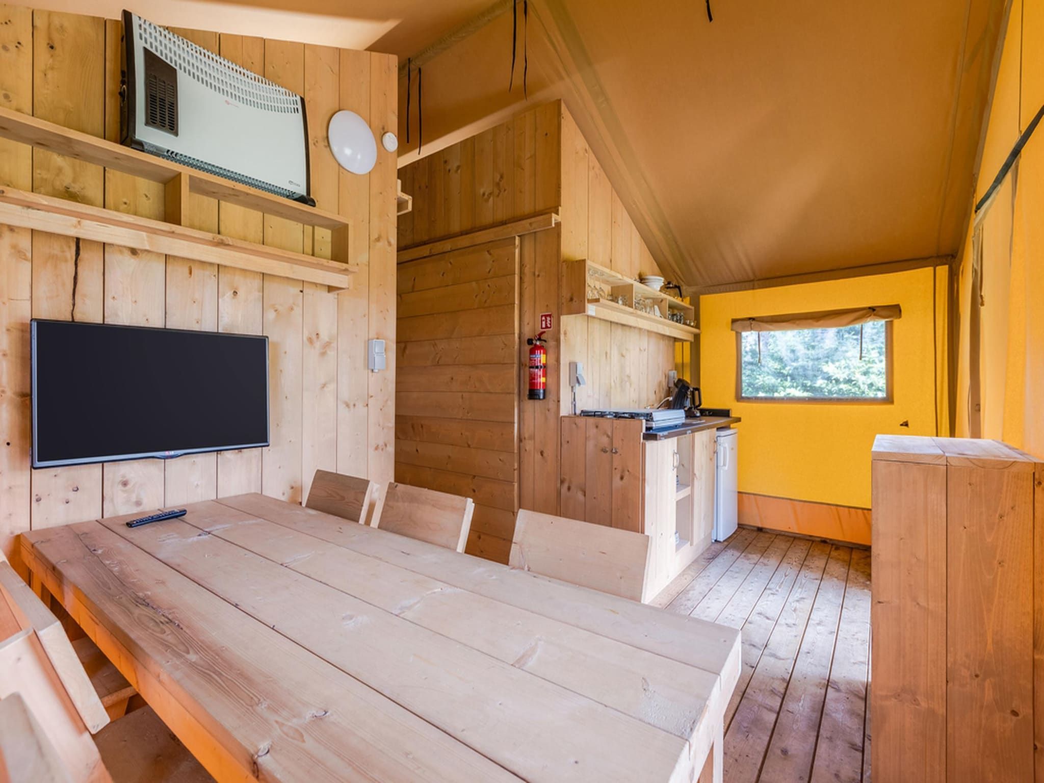 De eetkamer van Vakantiepark de Katjeskelder 22 in Oosterhout