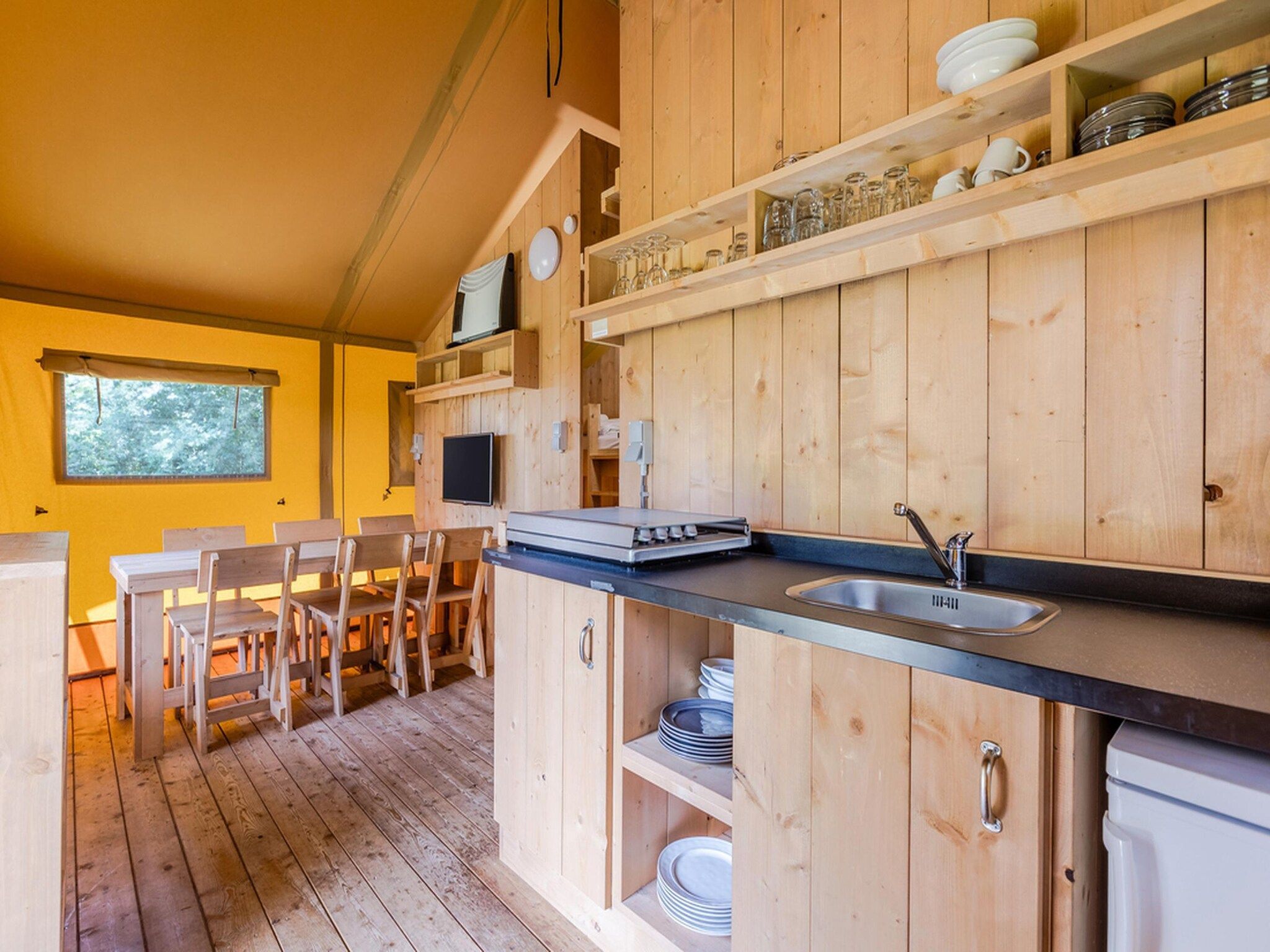 De keuken van Vakantiepark de Katjeskelder 22 in Oosterhout