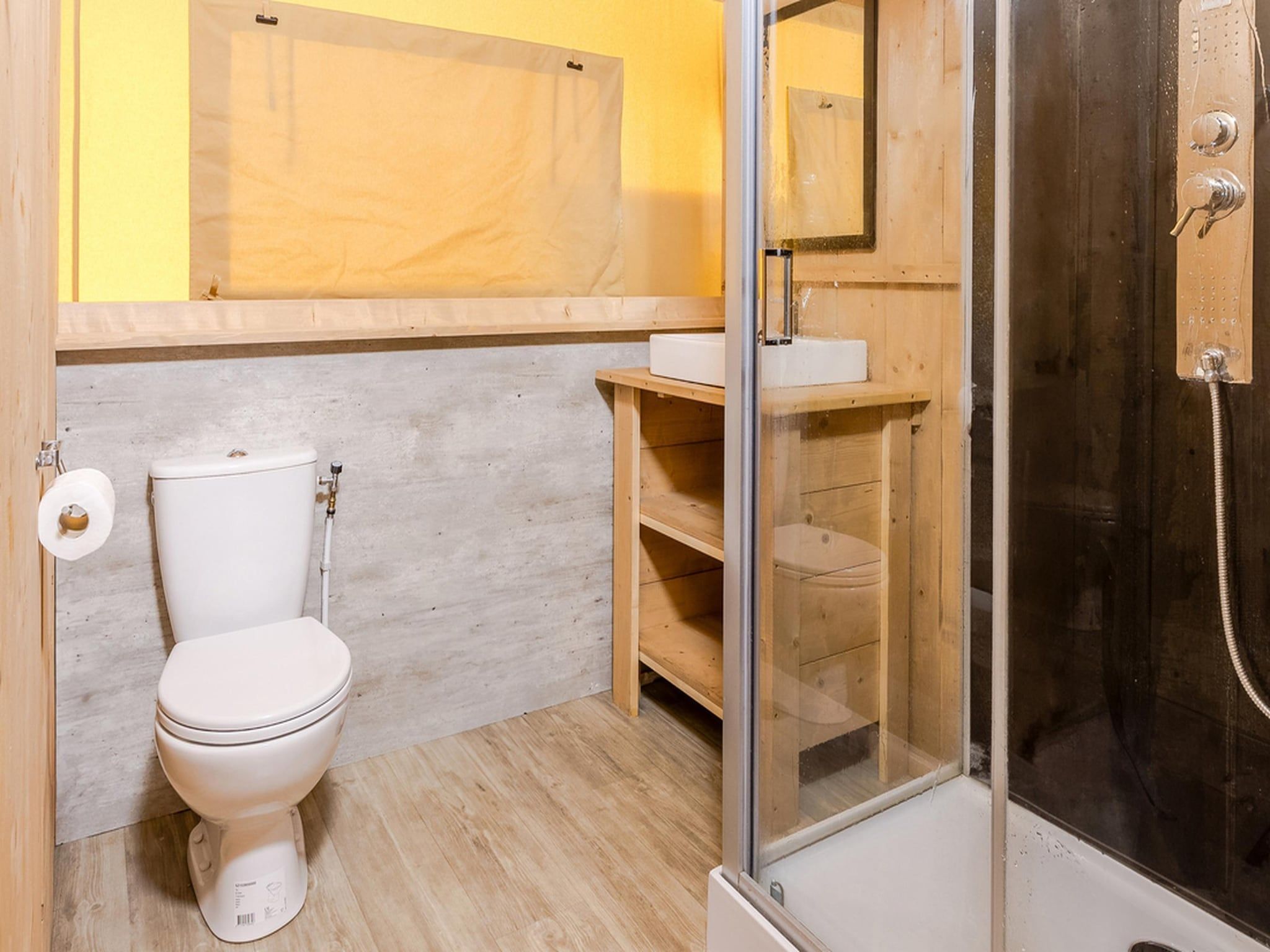 De badkamer van Vakantiepark de Katjeskelder 22 in Oosterhout