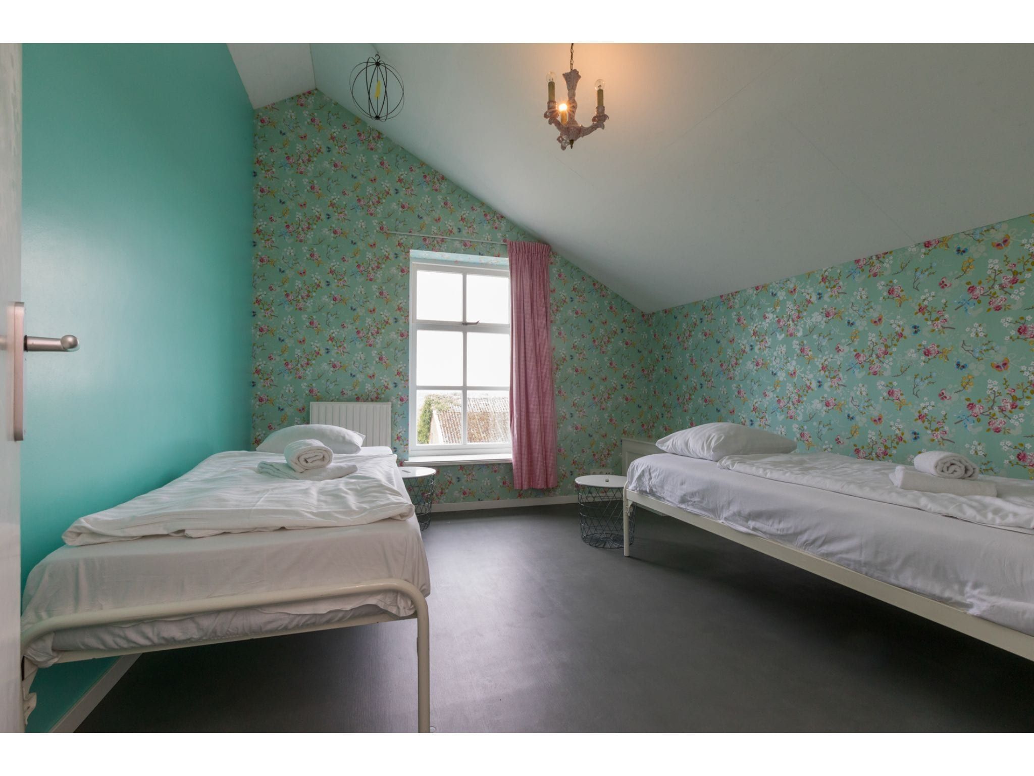 Een slaapkamer van Appartement - Kon Emmaweg 6  Vrouwenpolder bovenapp in Vrouwenpolder
