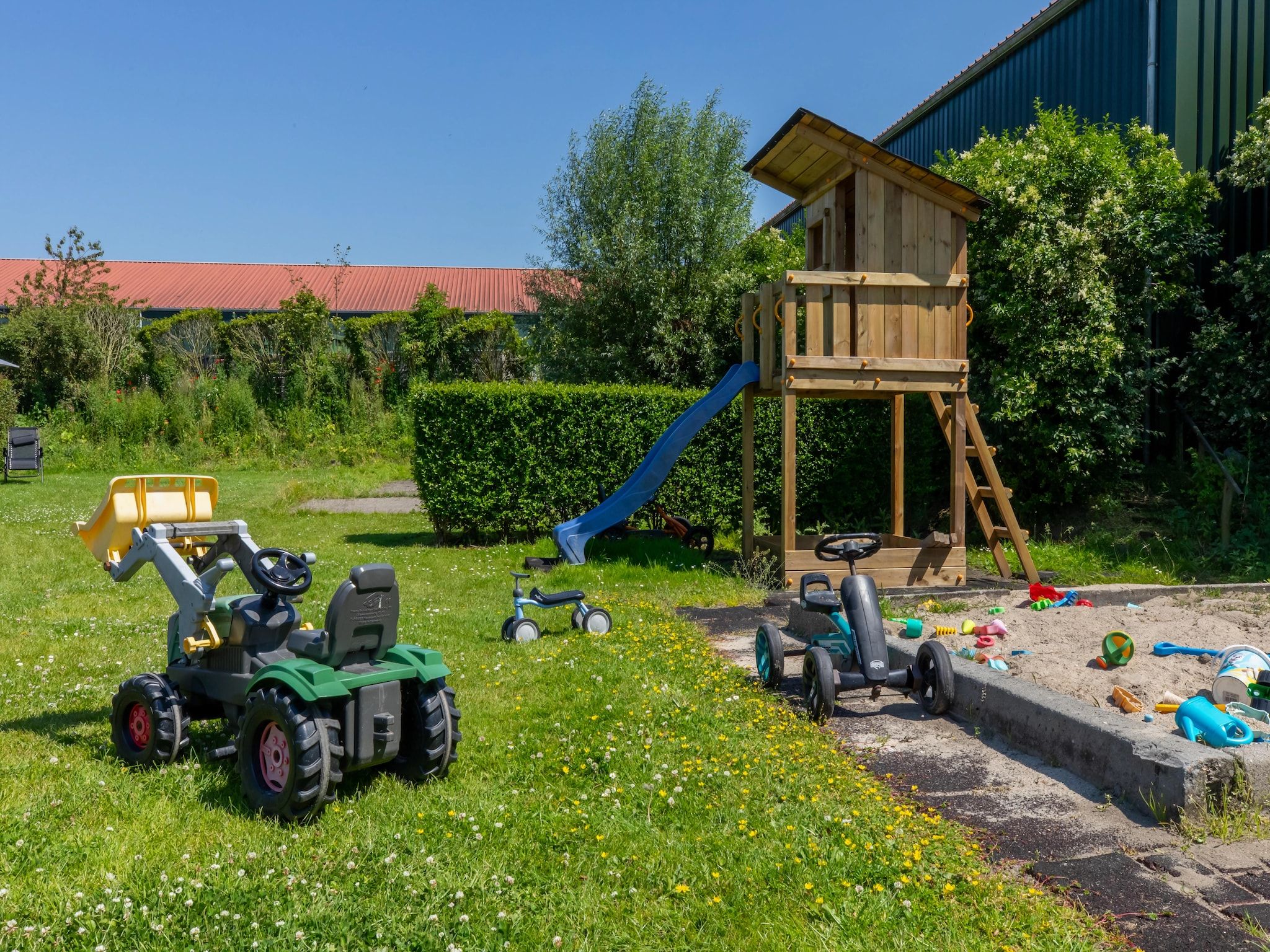 De tuin van Appartement - Kon Emmaweg 6  Vrouwenpolder bovenapp in Vrouwenpolder