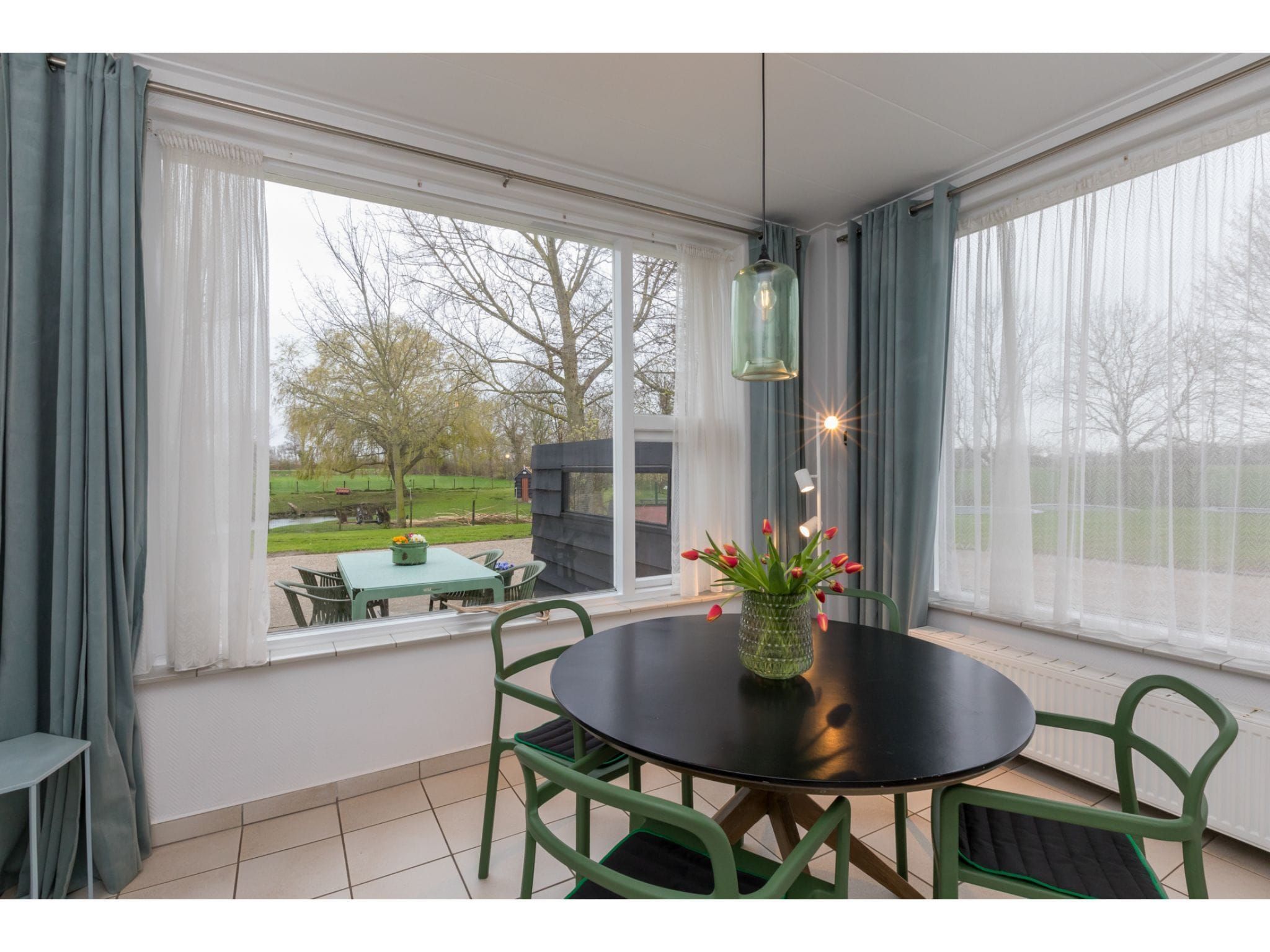De woonkamer van Appartement - Kon Emmaweg 6  beneden app in Vrouwenpolder