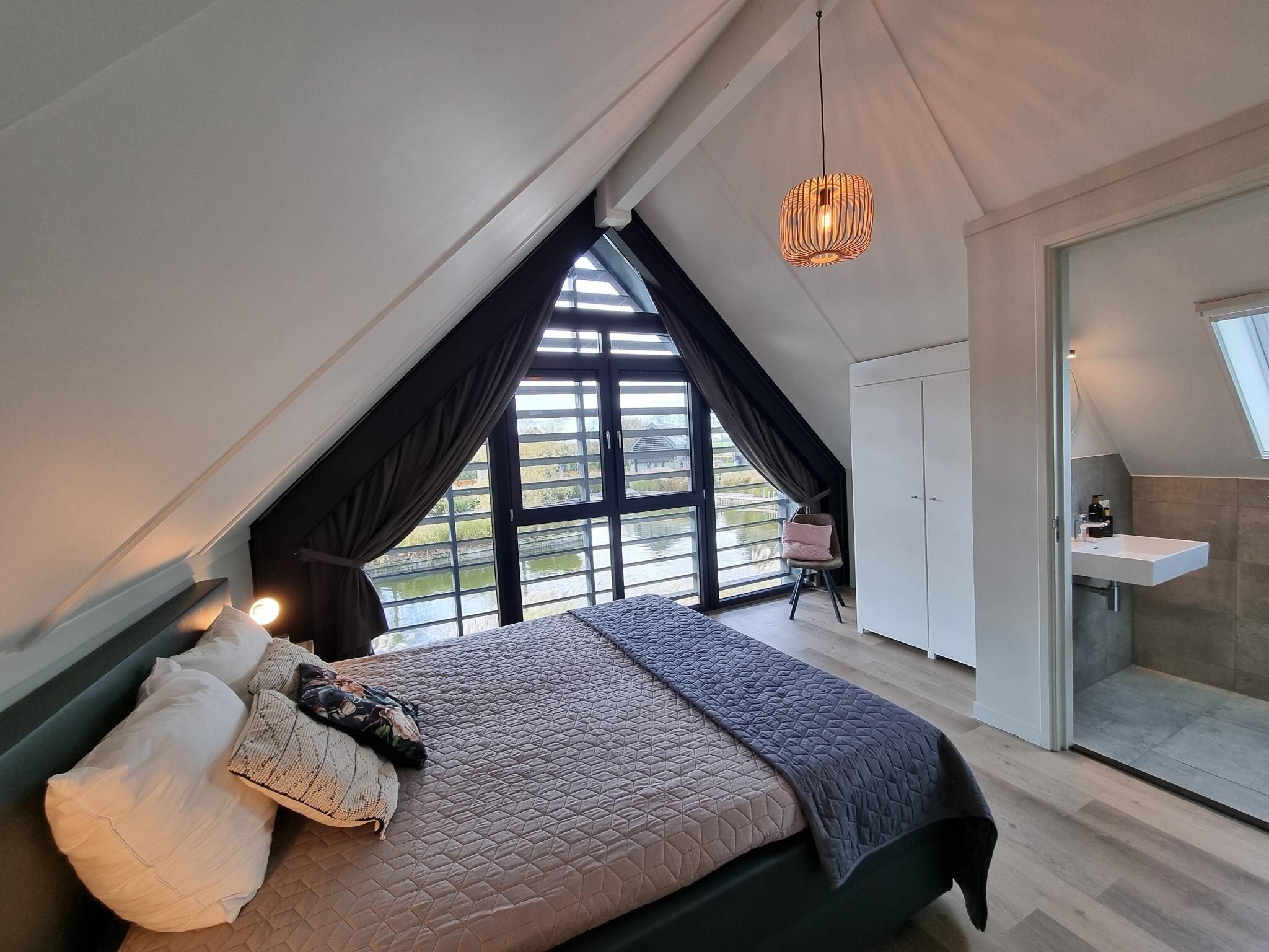 Een slaapkamer van Watervilla Twa in Balk
