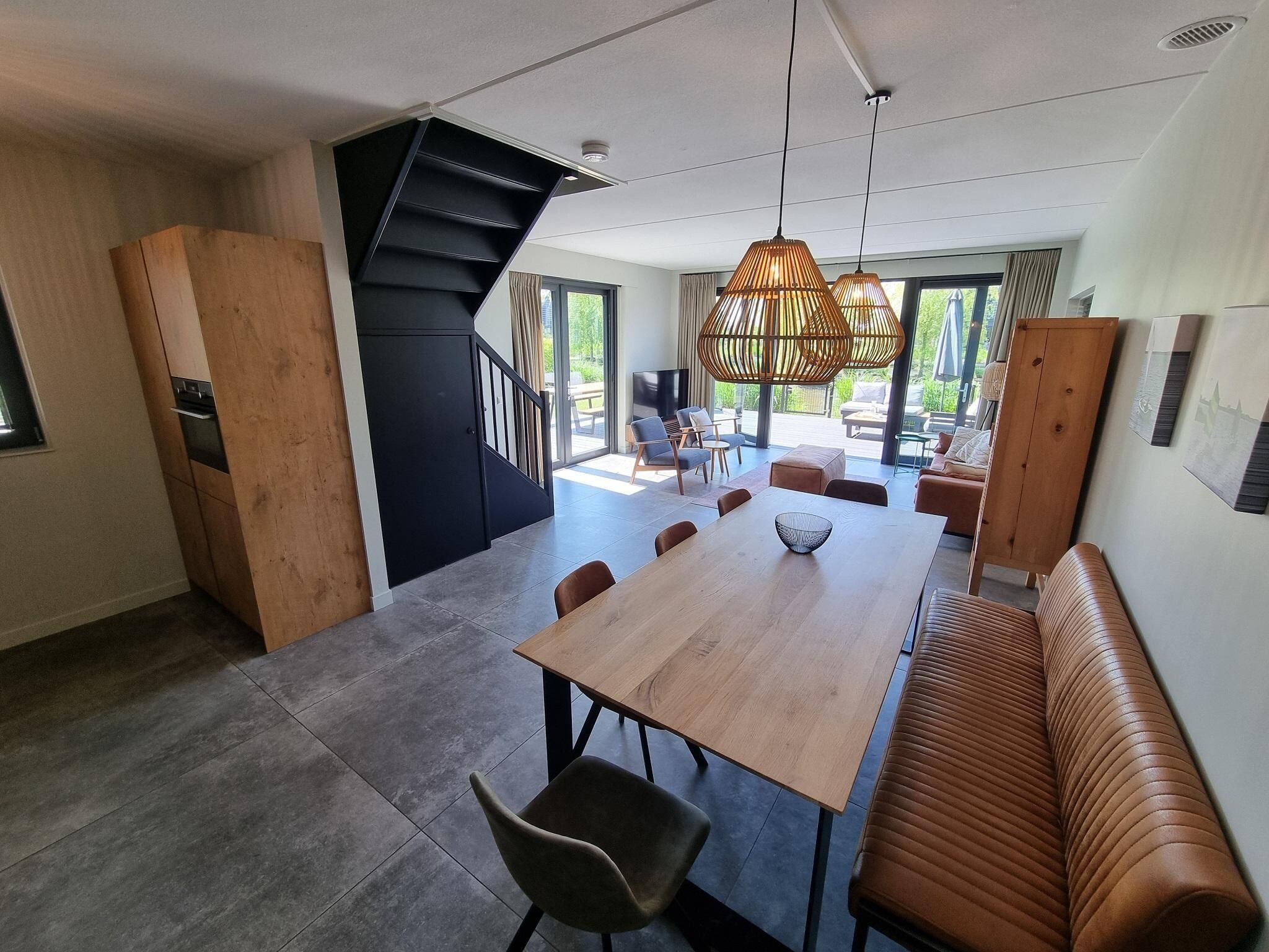 De eetkamer van Watervilla Twa in Balk