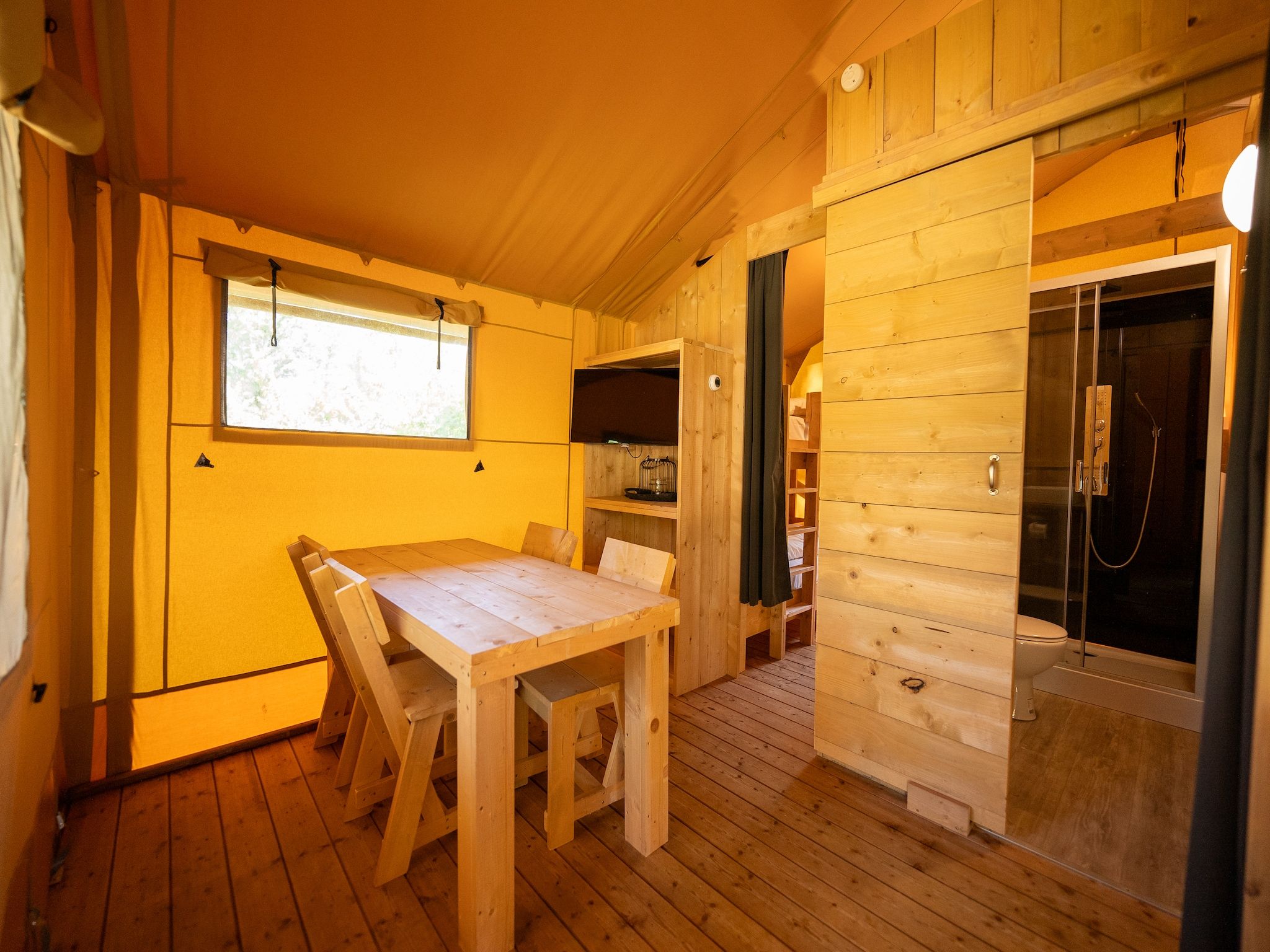 De woonkamer van Vakantiepark Hunzedal 16 in Borger