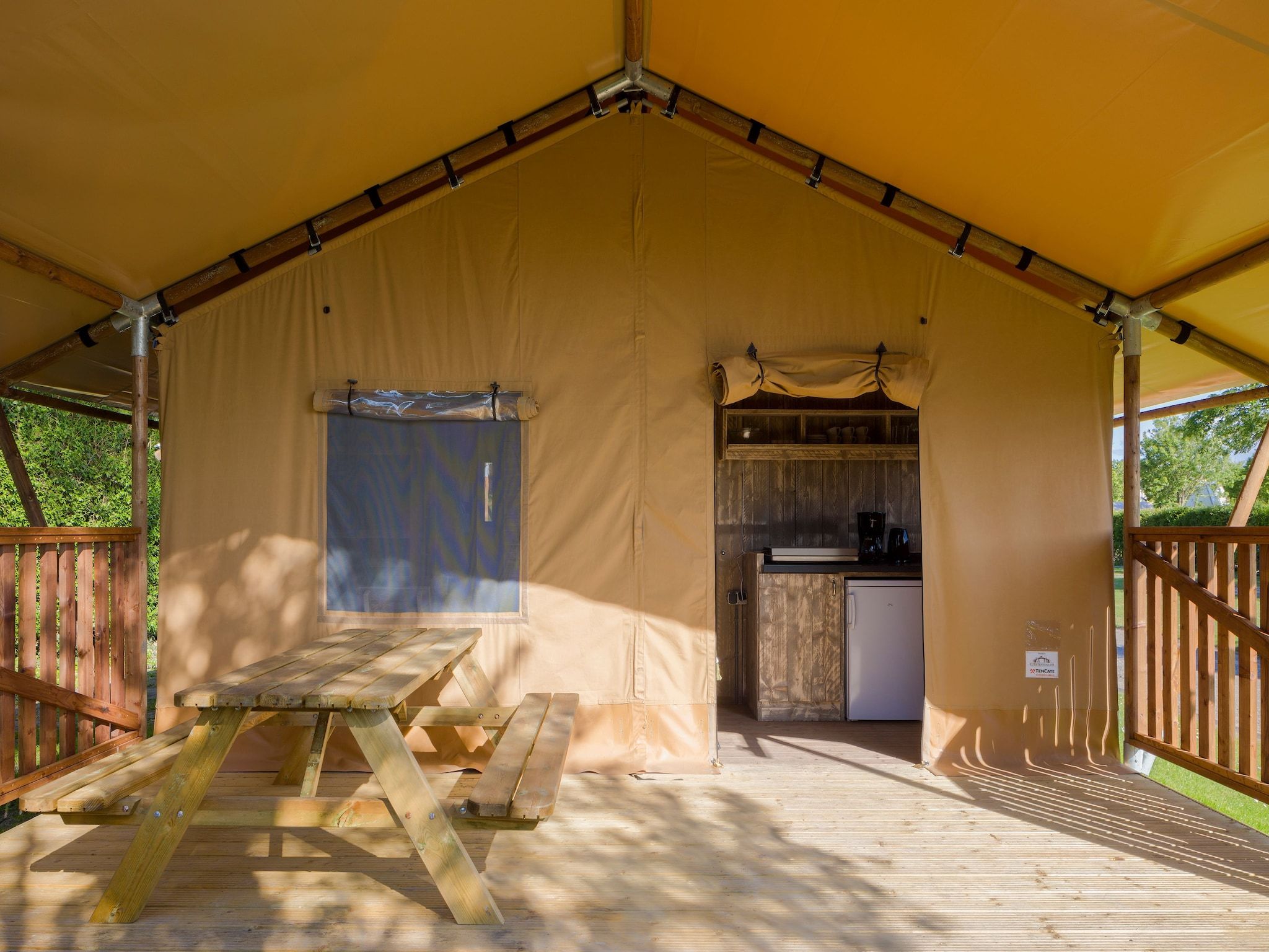 Het terras van Vakantiepark Hunzedal 17 in Borger